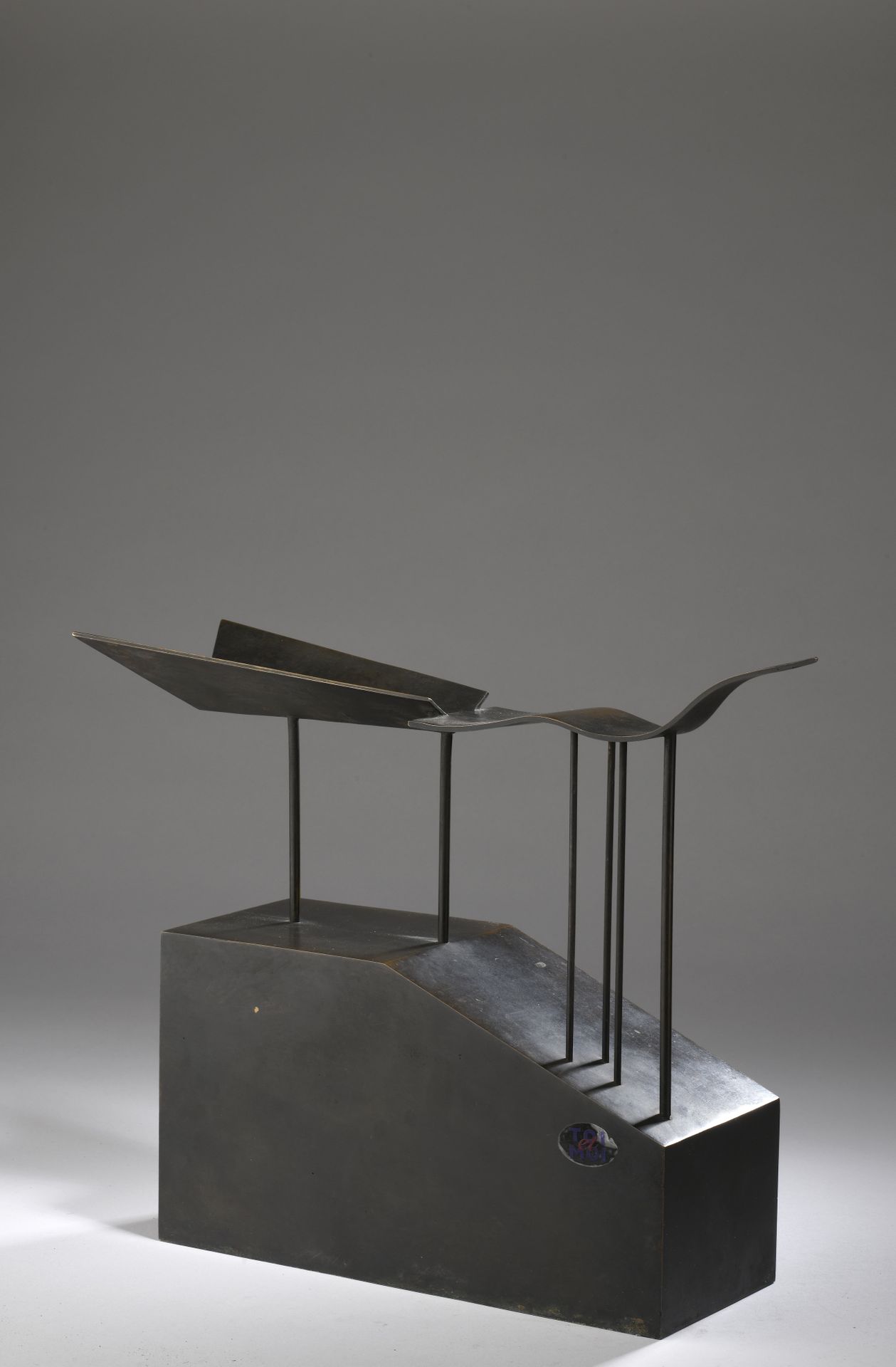 Null Alessandro Mendini, (1931-2019)
Studio Alchimia arrow, circa 1983
Bronze wi&hellip;