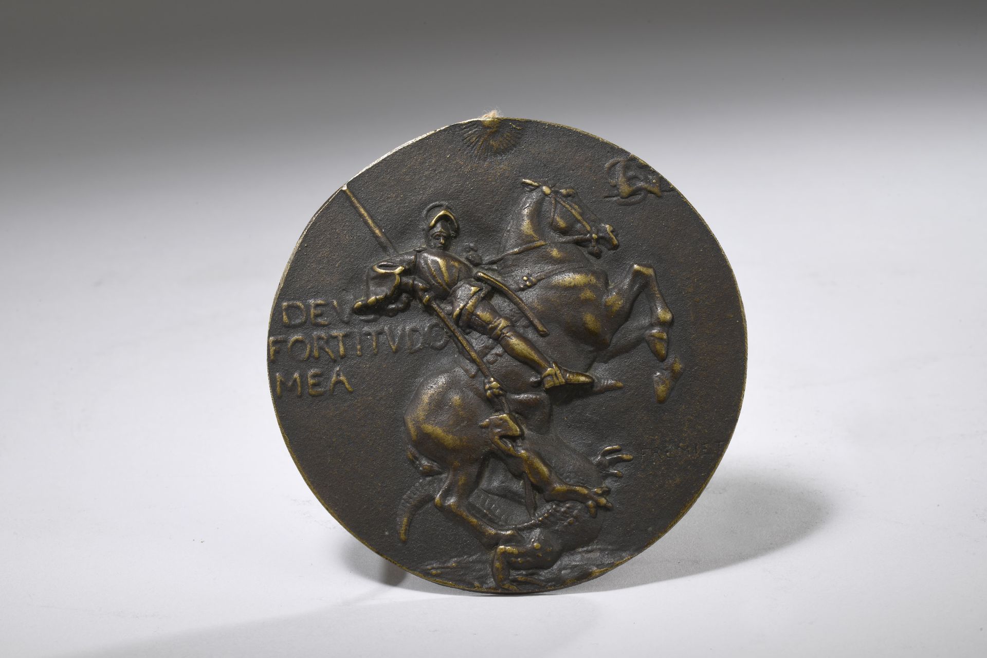 Null 埃马纽埃尔-弗雷米特(1824-1910)
圣乔治和龙 
有棕色铜锈的青铜纪念章 
签名 "Frémiet"，标题 "DEUS FORTITUDO M&hellip;