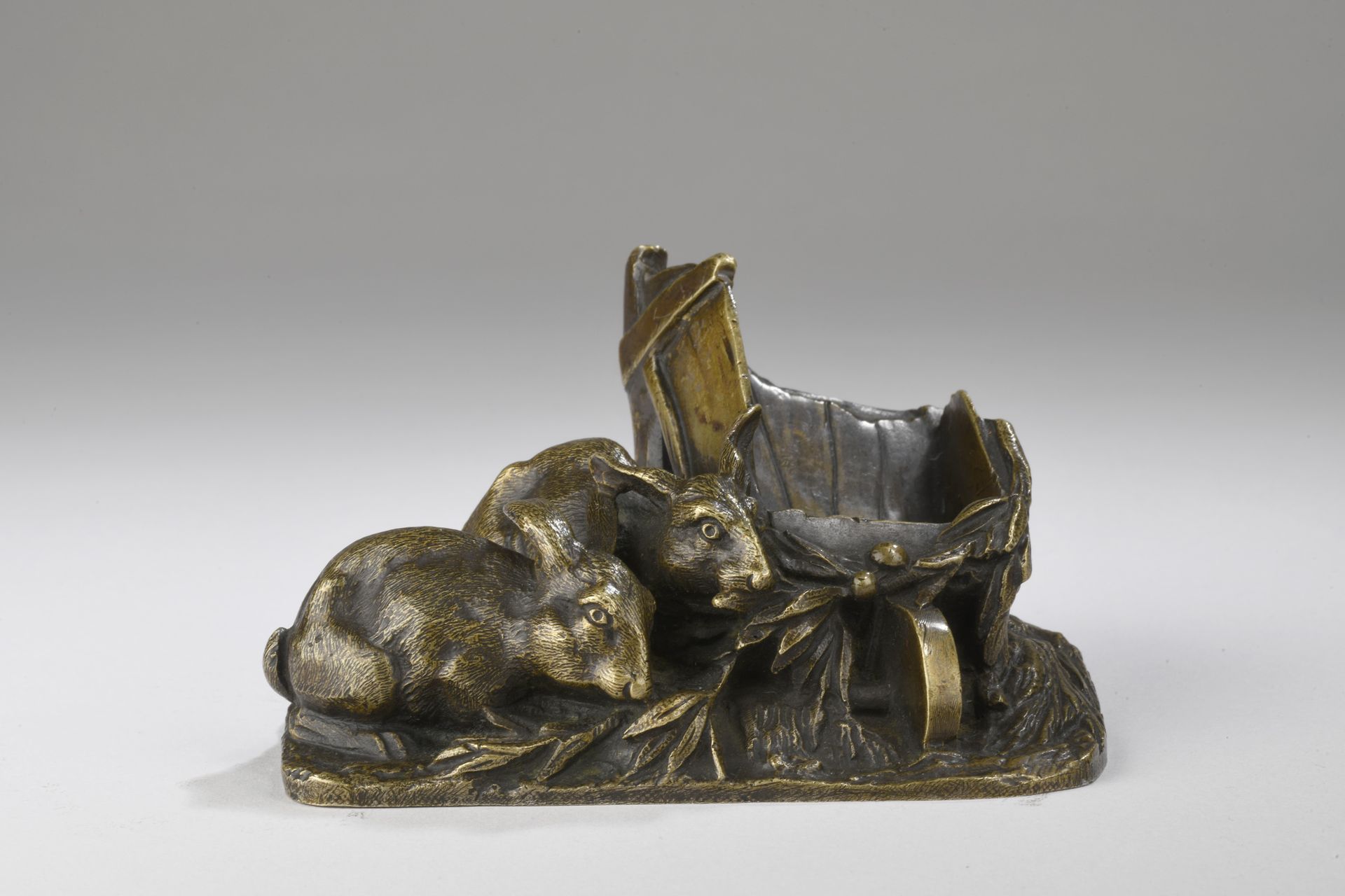 Null 安东尼-艾岗 (1837-1885)
带手推车的兔子
青铜，有浅棕色的铜锈
平台上有签名 "Aigon"。
H.6.5厘米，台面11.5 x 7厘米