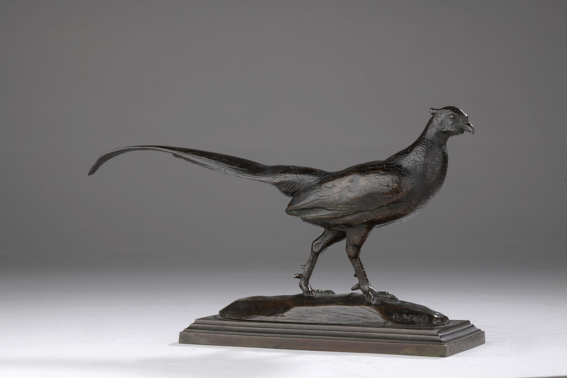 Null 安托万-路易-巴耶 (1795-1875)
雉鸡（头转向右边）
1857年至1875年间由巴耶工作室铸造 
青铜，带有棕色的铜锈
平台上有 "BARY&hellip;