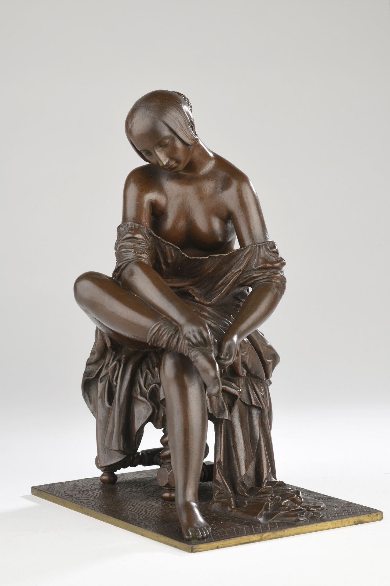 Null 詹姆斯-普拉迪尔 (1790-1852) 
女人穿上长袜
约1850年
青铜，有浅棕色阴影，署名 "J. Pradier"。
H.22.5 x W. &hellip;