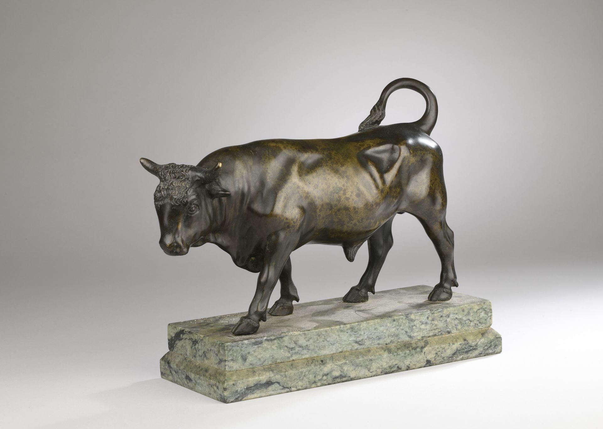 Null 19th century French school 
Bull passing by
Bronze with light brown patina
&hellip;