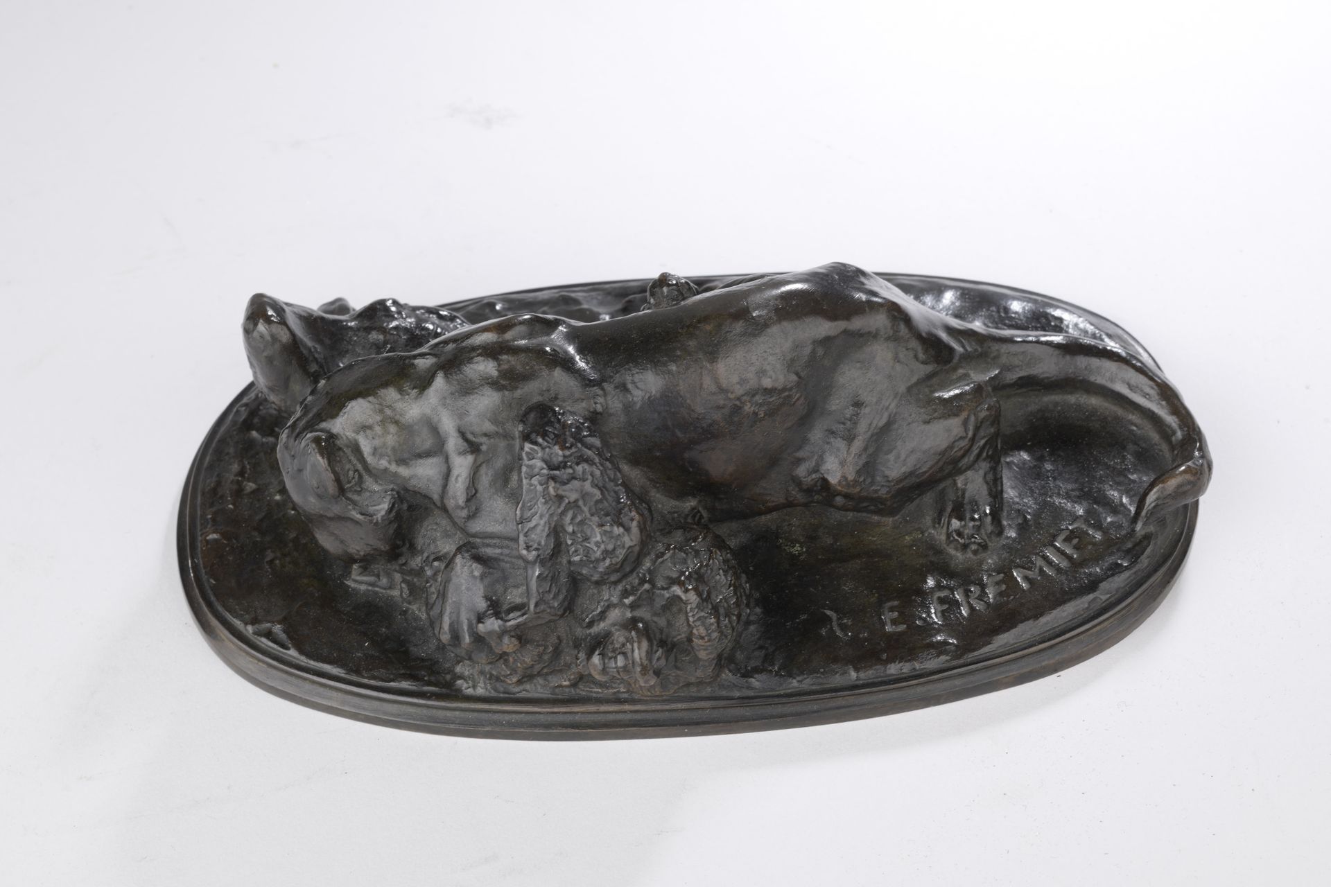 Null 埃马纽埃尔-弗雷米特(1824-1910) 
美洲虎吞噬大猩猩
青铜，有阴影的棕色铜锈
签名为 "E.台阶上有 "FREMIET"，台阶上印有 "13&hellip;