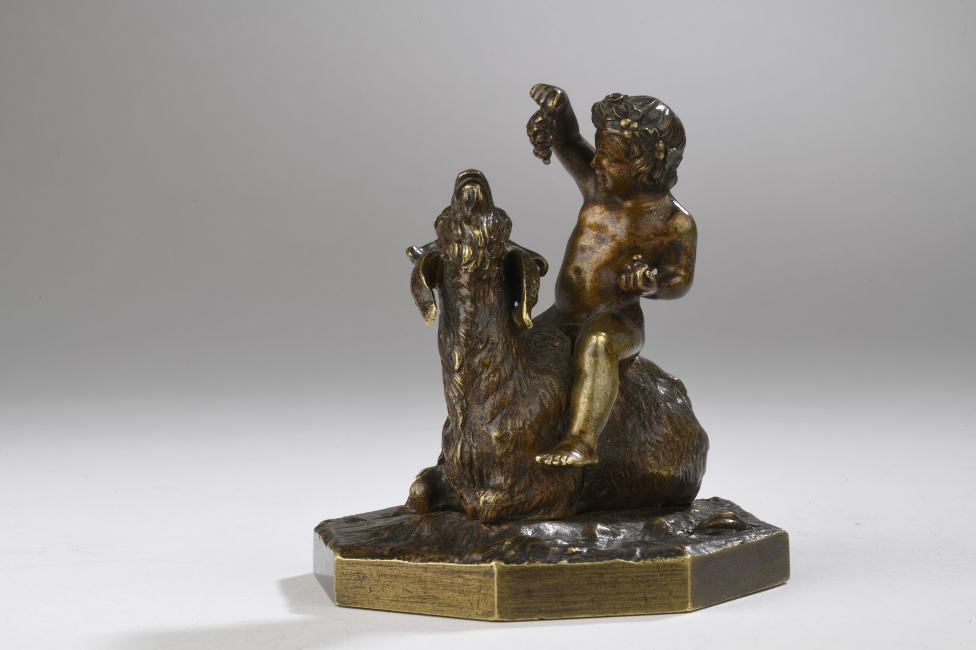 Null 安东尼-路易-巴耶 (1795-1875)
山羊身上的巴克斯
青铜，带有浅棕色的铜锈 
H.9.5厘米 

相关文献：
- Michel Polett&hellip;