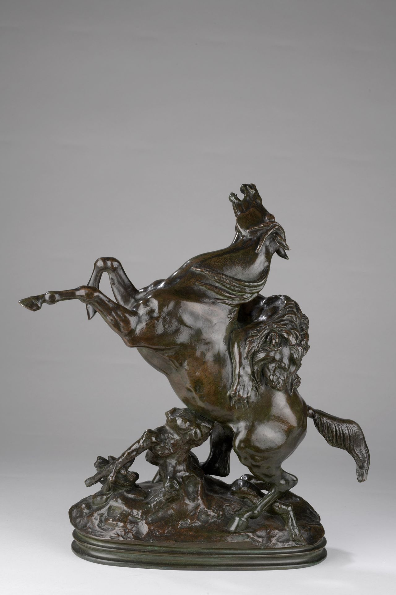 Null 安托万-路易-巴耶 (1795-1875)
被狮子惊吓的马（第二版）
1857年至1875年间由巴耶工作室铸造 
青铜，有棕绿色阴影的铜锈
署名 "B&hellip;