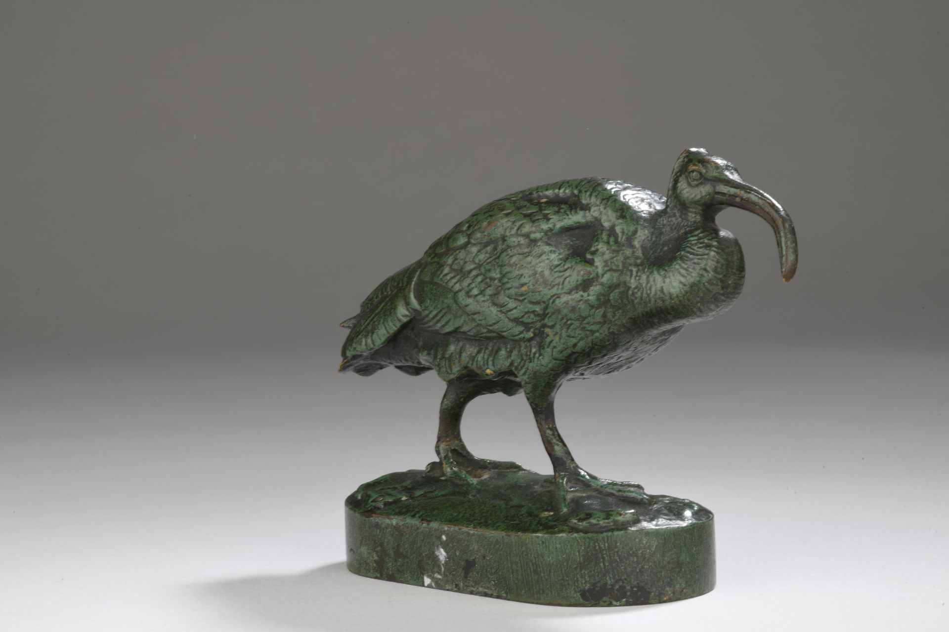 Null 亨利-阿尔弗雷德-雅克马尔(1824-1896)
伊比斯
青铜，带绿色铜锈
署名 "A.JACQUEMART
H.9厘米，露台8.4 x 4.4厘米 &hellip;