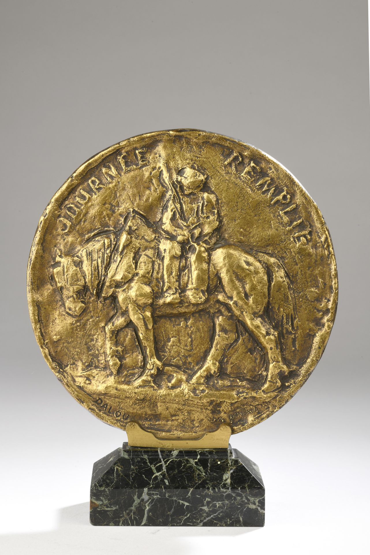 Null 艾梅-朱尔斯-达鲁(1838-1902) 
一个完整的一天
1889年至1898年期间创作的模型 
鎏金铜质奖章
右下方有 "DALOU "签名 
边&hellip;