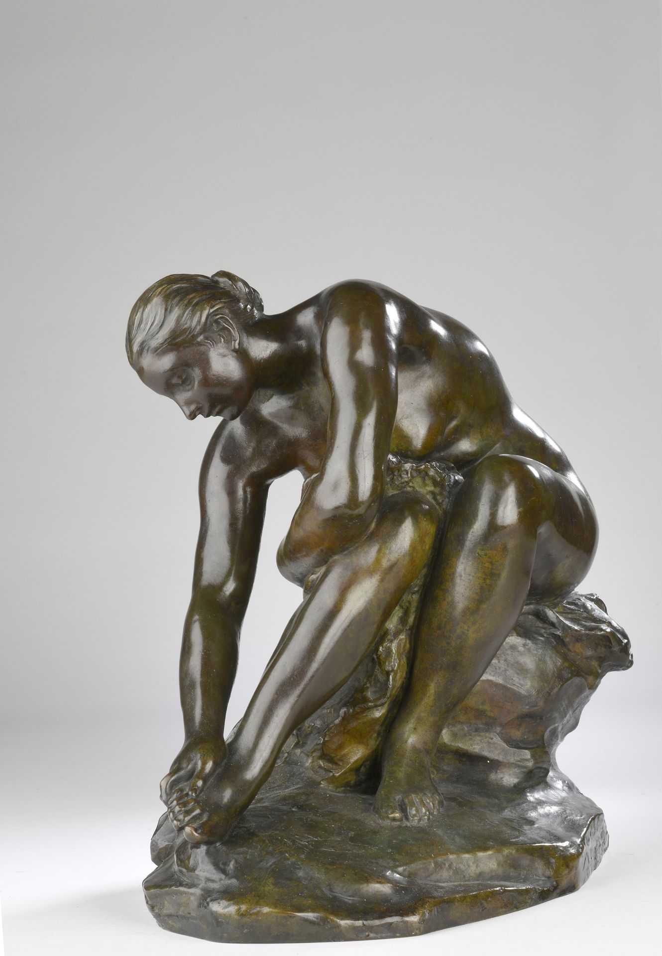 Null 艾梅-朱尔斯-达鲁 (1838-1902)
擦拭她的右脚（在一块岩石上）的浴者
约1920年
青铜，有棕色和绿色的斑纹
签名为 "DALOU
由Sus&hellip;