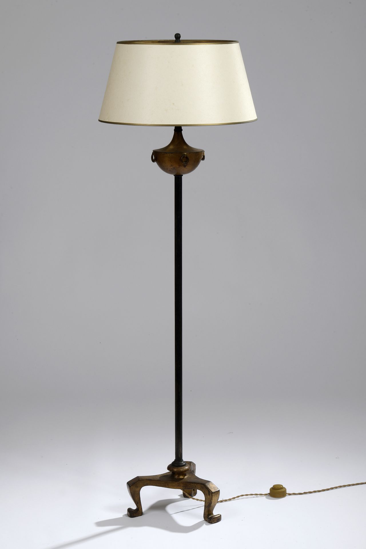 Null 上世纪五六十年代的作品，新古典主义风格
镀金金属灯饰，三脚架底座。 
H.高 136 厘米