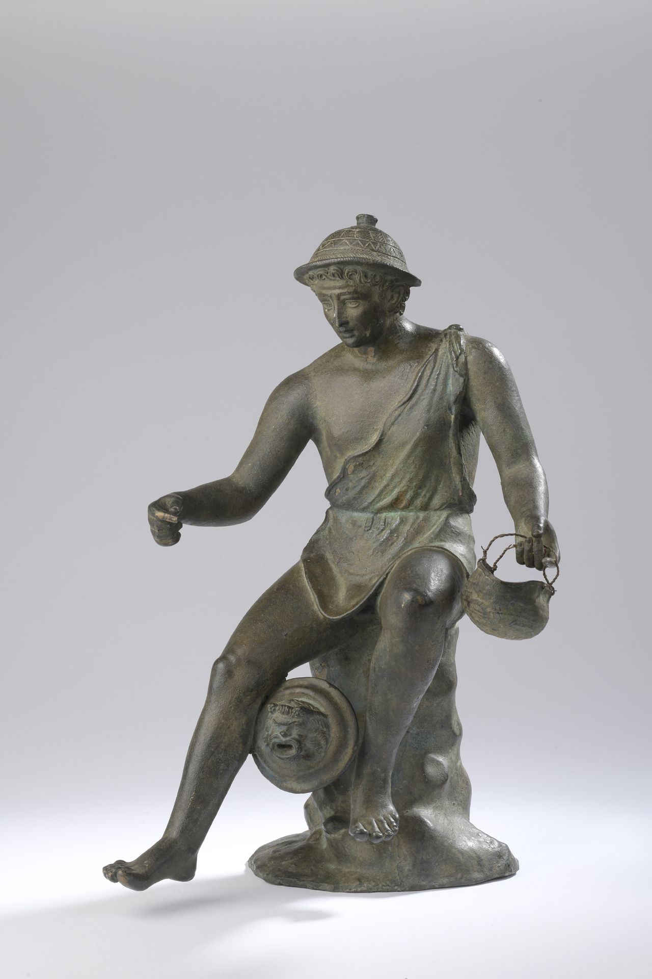 Null 可能是 19 世纪意大利作品，仿古
坐着的年轻人（水星？） 
绿色青铜证明。
H.37.5 厘米