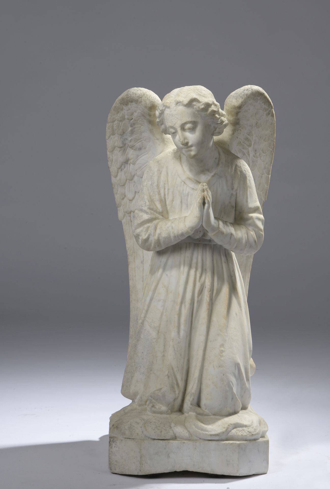 Null 19 世纪末的法国作品 
祈祷中的天使
大理石雕塑。
略有侵蚀。
H.64 厘米