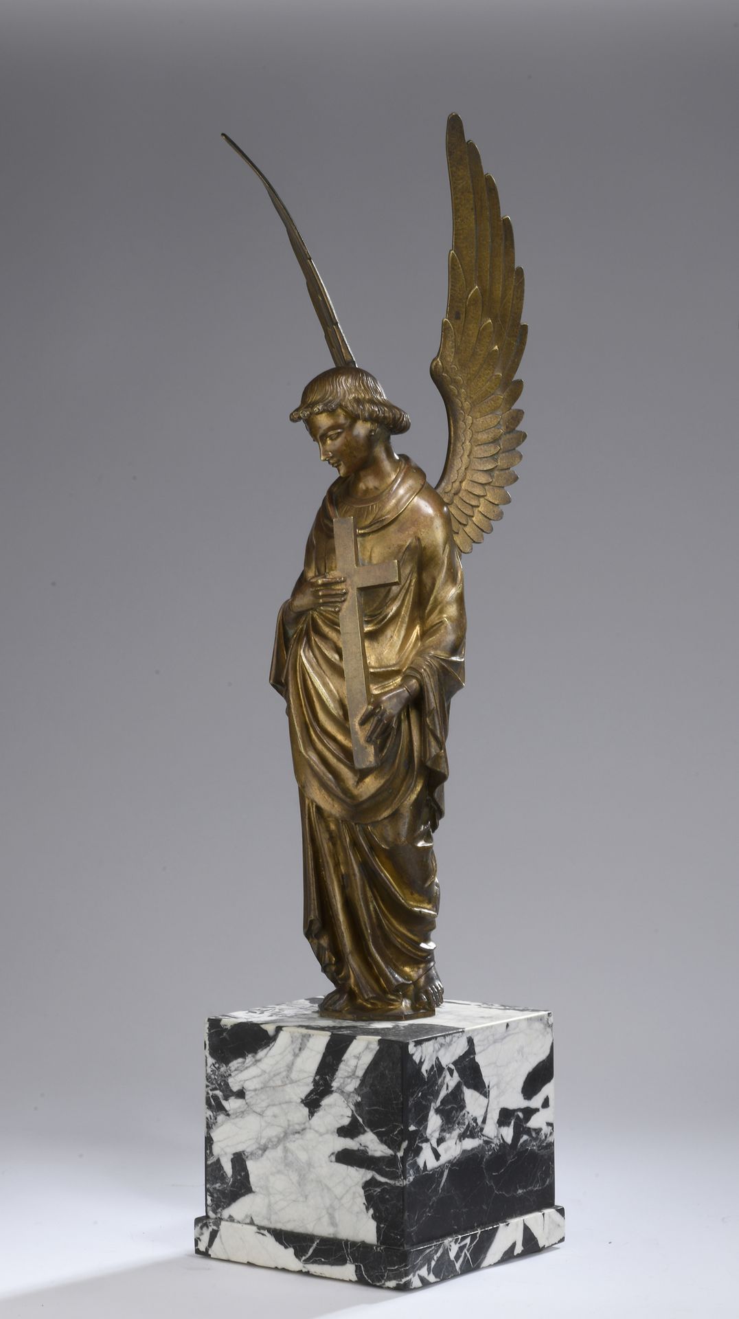 Null 19 世纪法国作品
十字架天使
带镀金铜锈的青铜打样，后镶嵌在黑白纹理大理石底座上。
H.55 厘米（不含底座 
H.69.5 厘米（带底座
