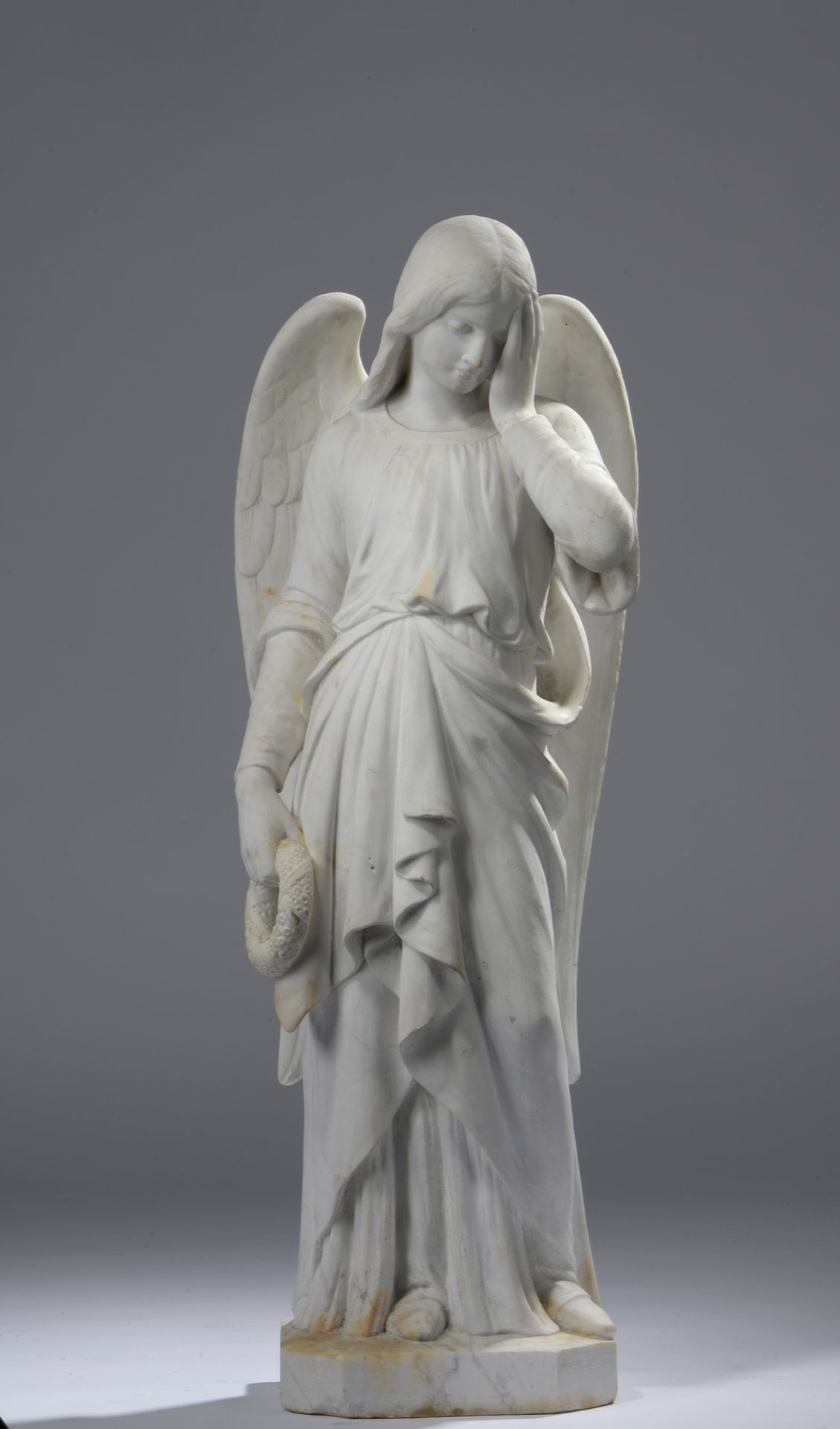 Null 查尔斯-卡佩拉罗（1826-1899）
带着葬礼花环的哭泣天使 
大理石雕塑。
底座上有签名。 
底座上有小缺口。
H.90 厘米