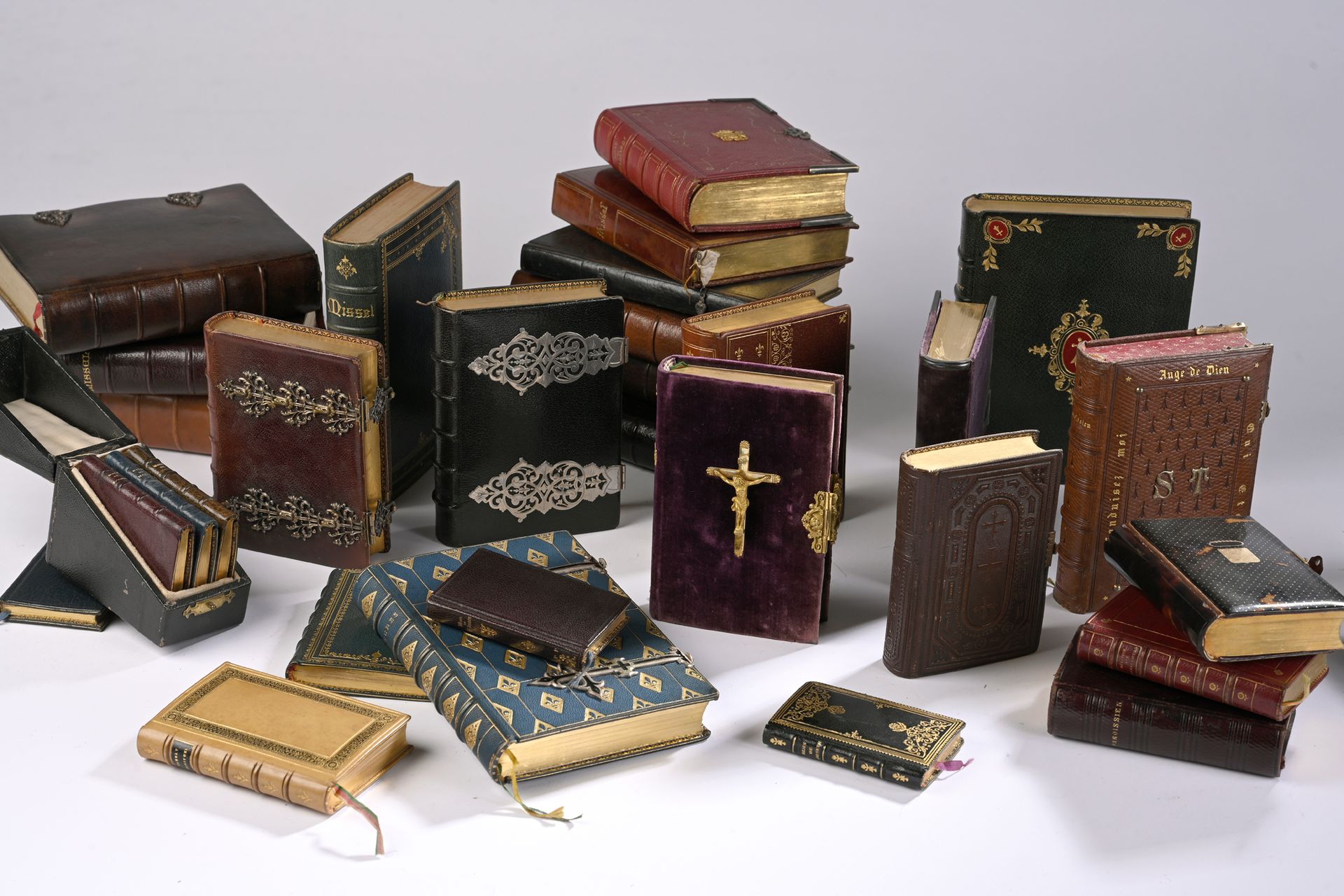 Null Catholic BIBLIOPHILIA, 19th and 20th c.
STRONG LOT of sixty-eight works, pa&hellip;