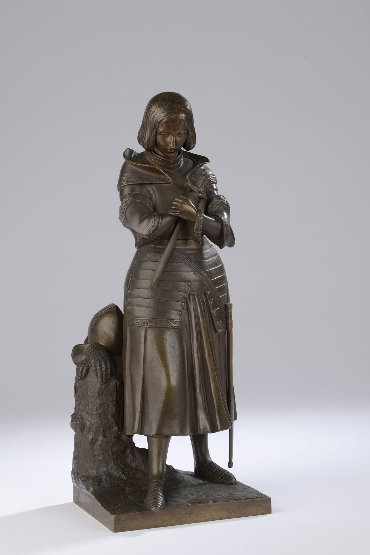 Null 玛丽-德奥朗斯（1813-1839 年）
正在祈祷的圣女贞德
背面带有苏塞兄弟铸造厂标记的棕色青铜样板。
H.高 30 厘米