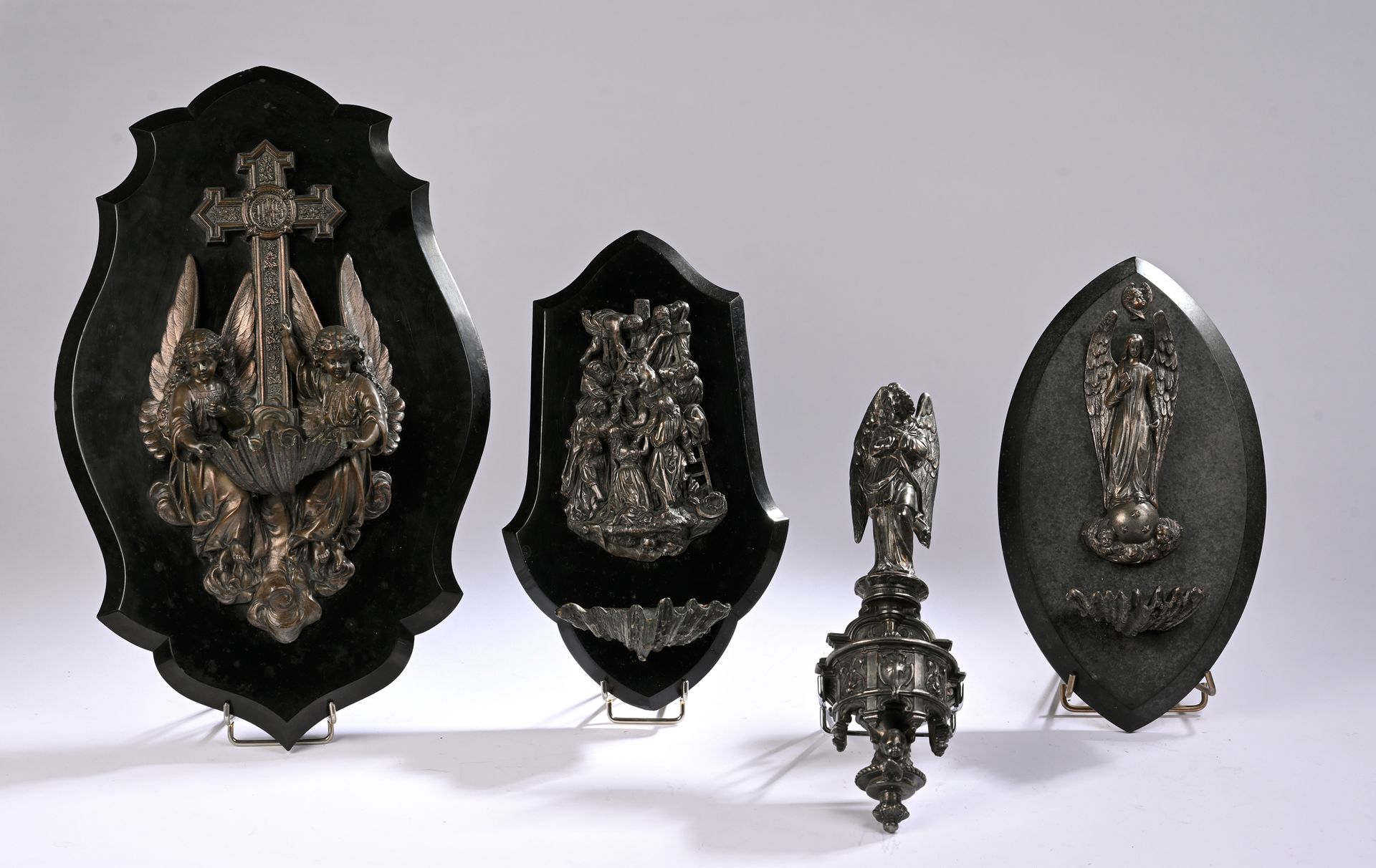 Null RELIGIOSA, France XIXe siècle
Réunion de quatre BÉNITIERS en bronze ou fer,&hellip;