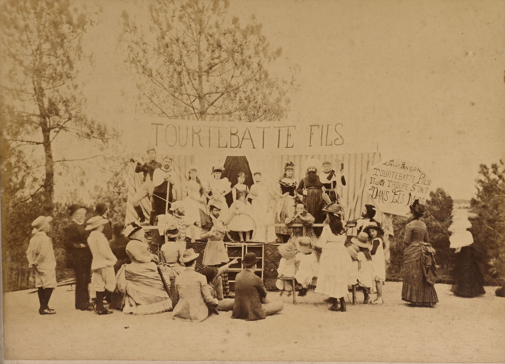 Null ANONYME, France, vers 1880
La troupe Tourtebatte fils, de passage à Rançon &hellip;