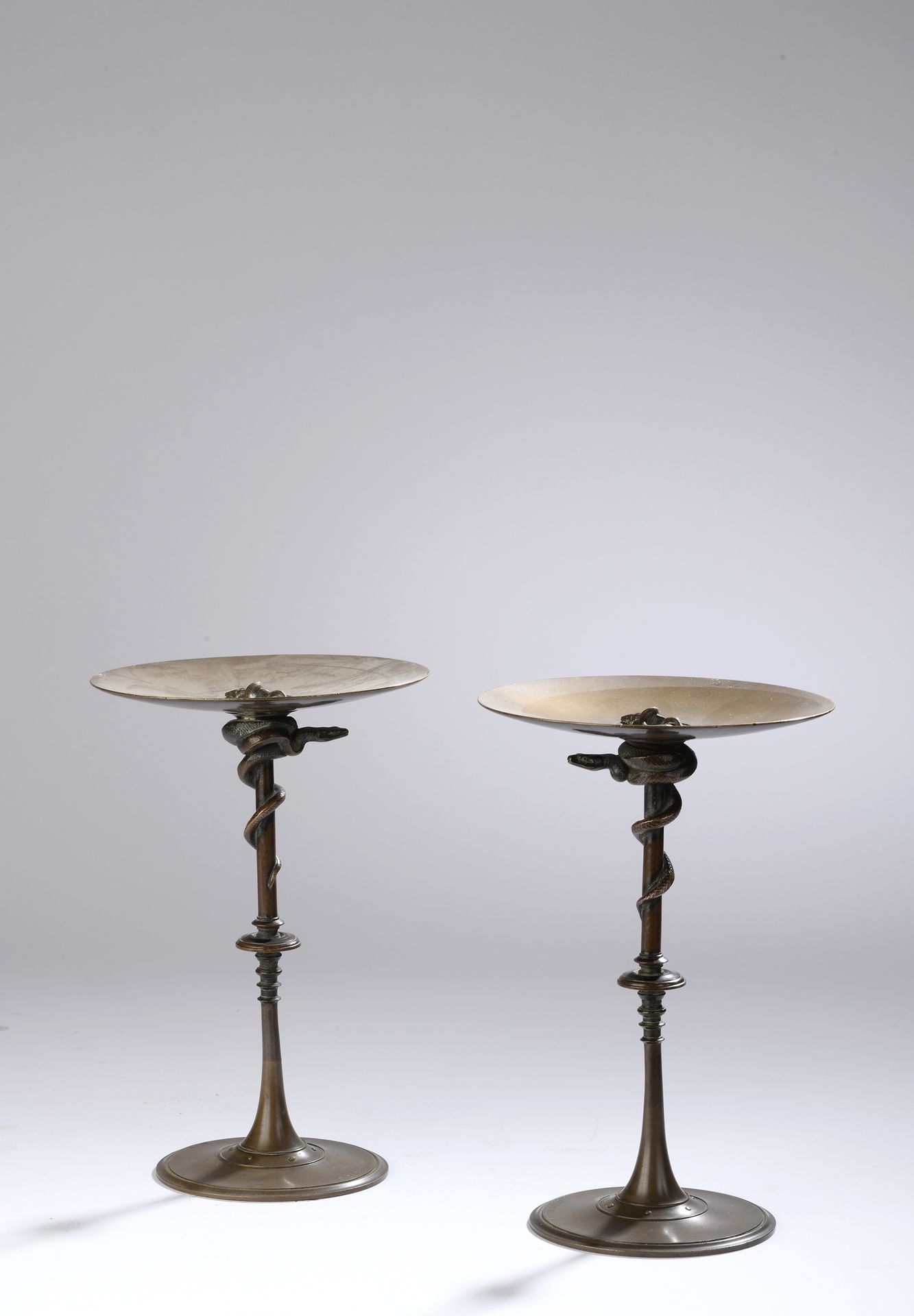 Null 费迪南德-巴贝迪安（1810-1892 年）
一对蛇形杯 
棕色青铜器。
每个底部都标有出版商的名字。
H.长 18 厘米，宽 12 厘米