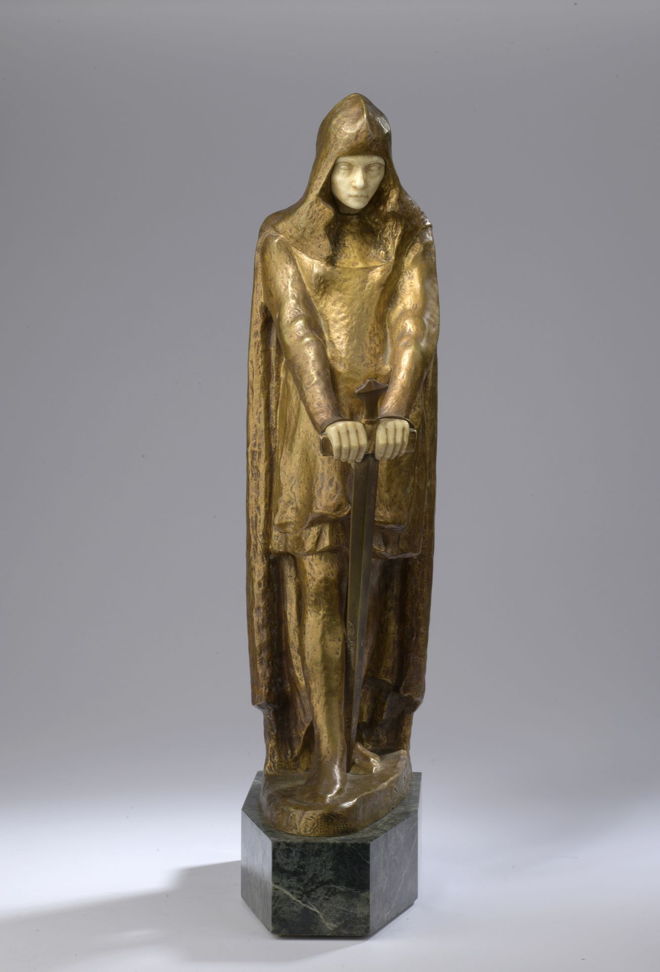 Null 席琳-勒帕热（1882-1928）
圣女贞德
大理石底座上的金色铜绿象证明。侧面有签名。
H.48.5 厘米（包括底座）