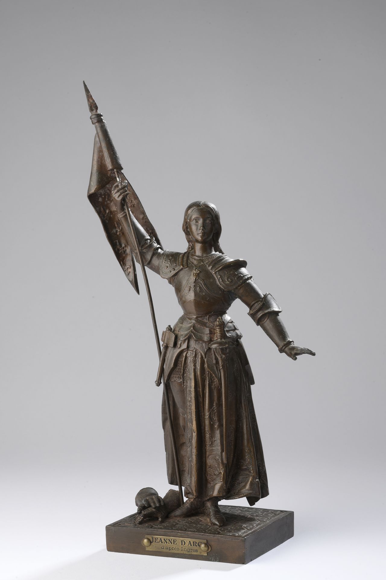 Null 19 世纪法国作品，取材于让-多米尼克-英格里斯（1780-1867 年）
圣女贞德站立，手持标准，取材于 1854 年查理七世加冕礼上的圣女贞德。
&hellip;
