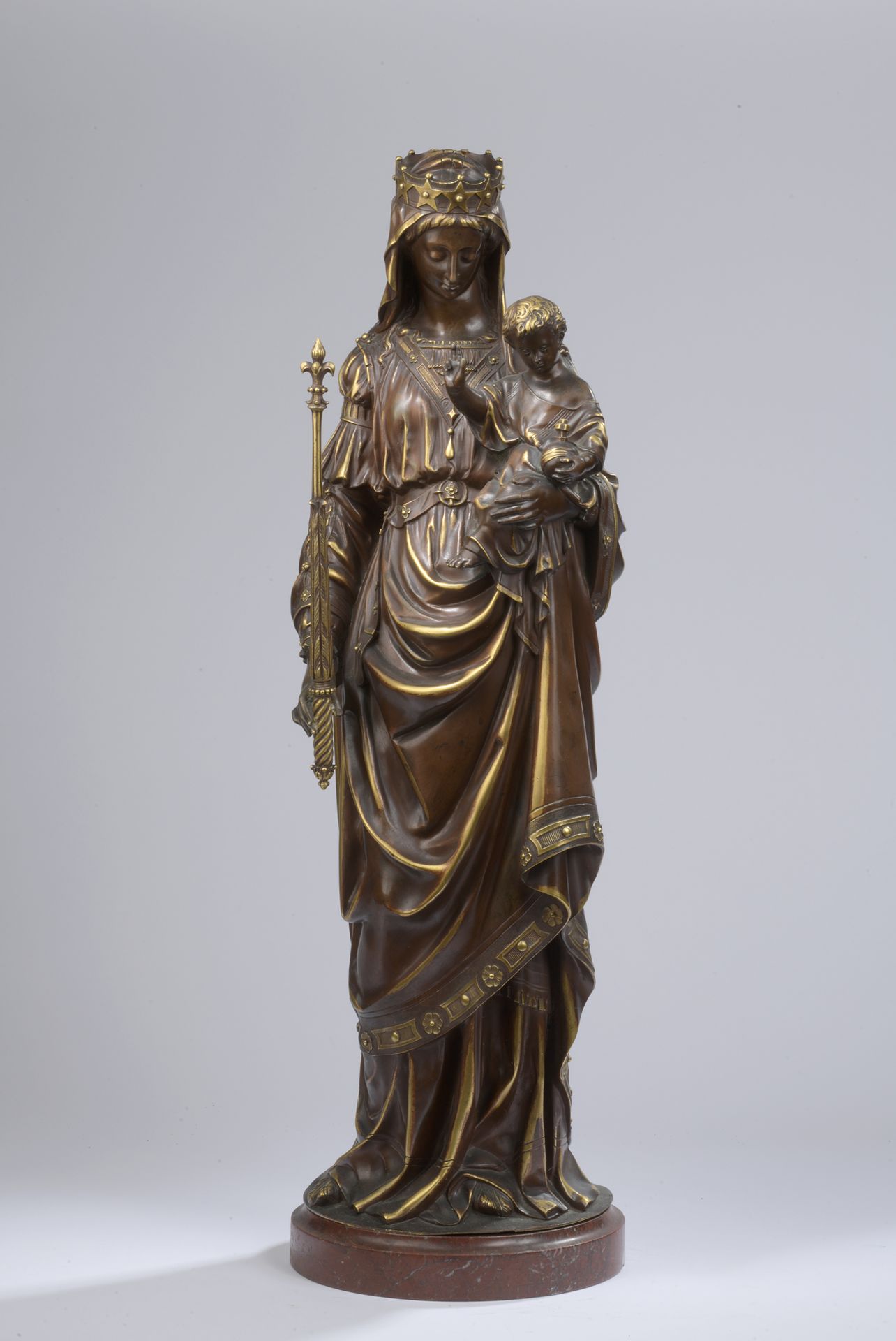 Null 19 世纪法国新哥特式风格作品
圣母和圣婴
青铜质地，带有棕色和镀金双层铜锈，非常有趣。
H.61 厘米（不包括底座）
包括一个红色大理石底座。