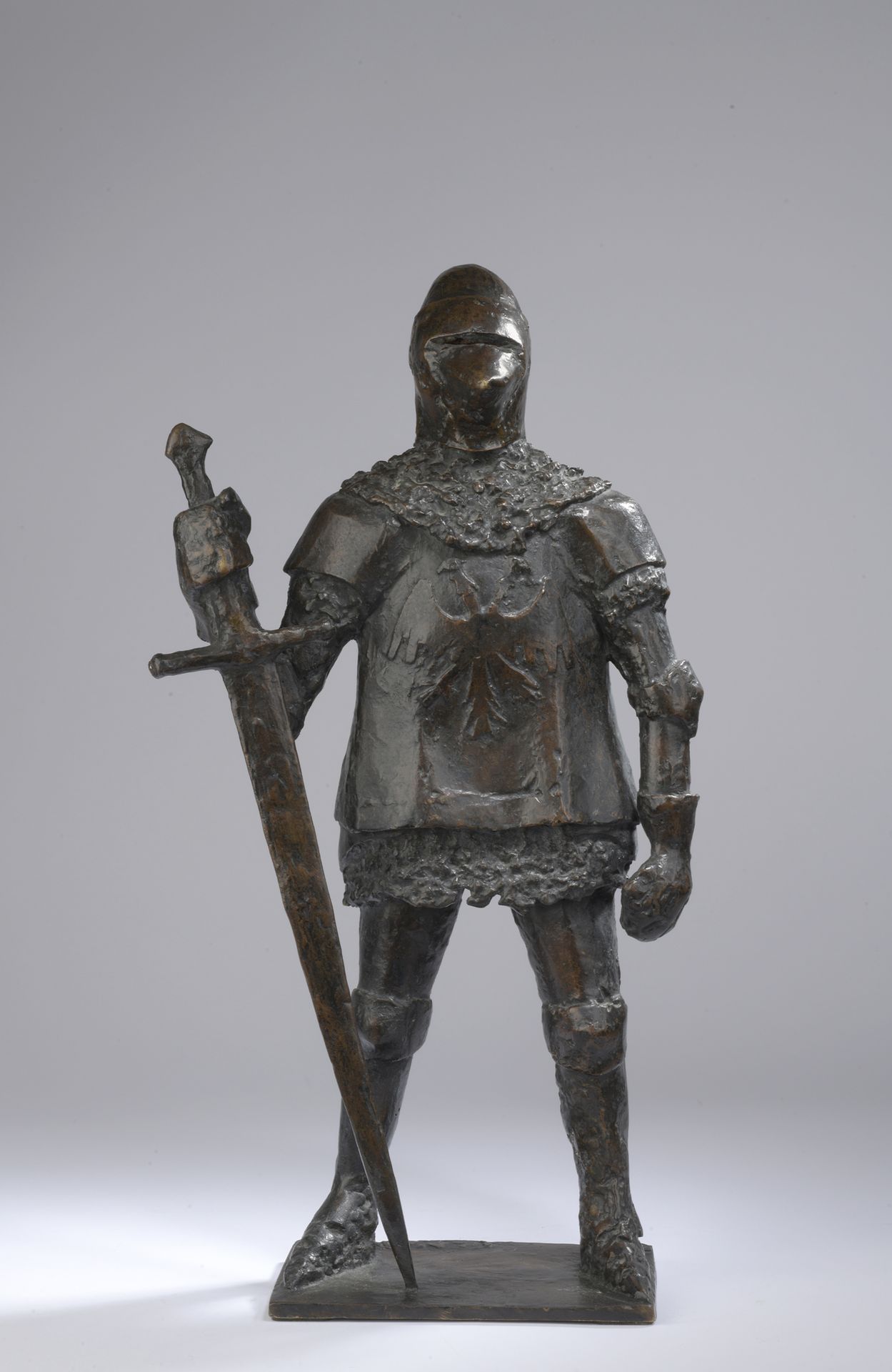 Null 20 世纪下半叶的法国艺术家。
持剑骑士
带棕色铜锈的青铜证物，露台上有模糊不清的签名。铸造厂印章 Scuderi，巴黎。
H.43.5 厘米
