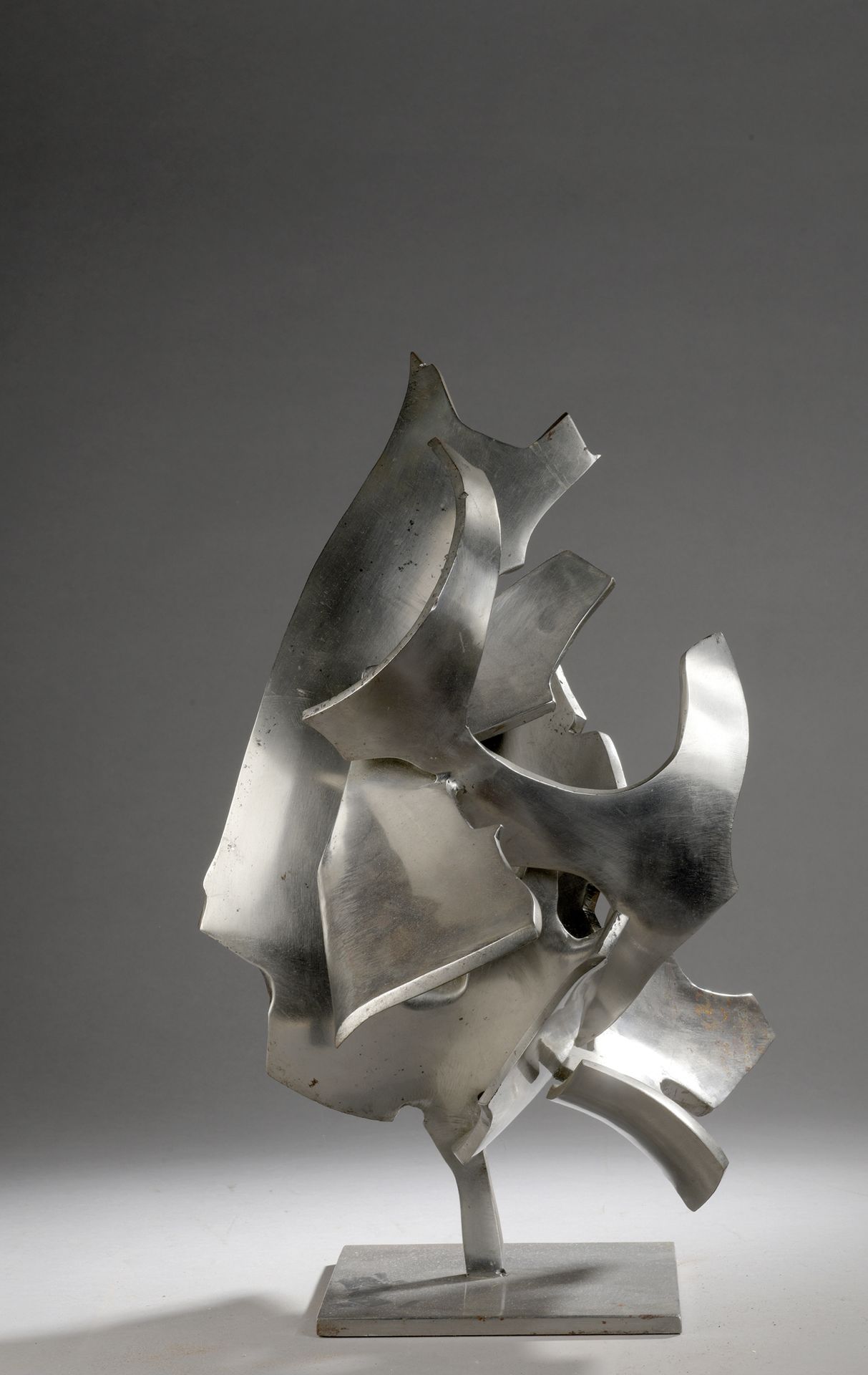 Null 米歇尔-里科（生于 1946 年）
无题》，约 1985/1990 年
雕塑，单件，采用切割、弯曲、焊接和抛光钢材，安装在钢制底座上，底座上有签名。 &hellip;