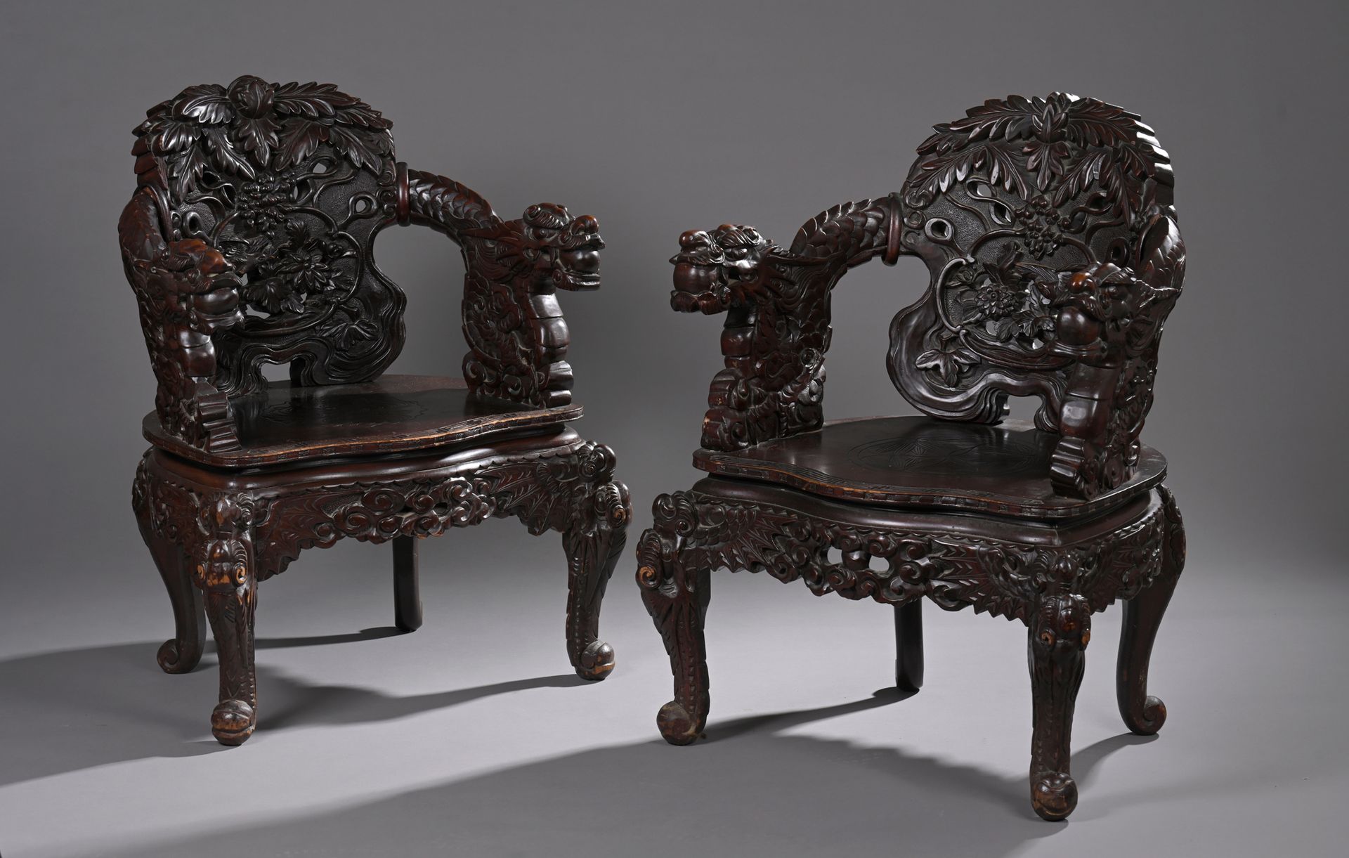 Null Pair of armchairs in natural wood carved with flowers on the seat, dragons &hellip;