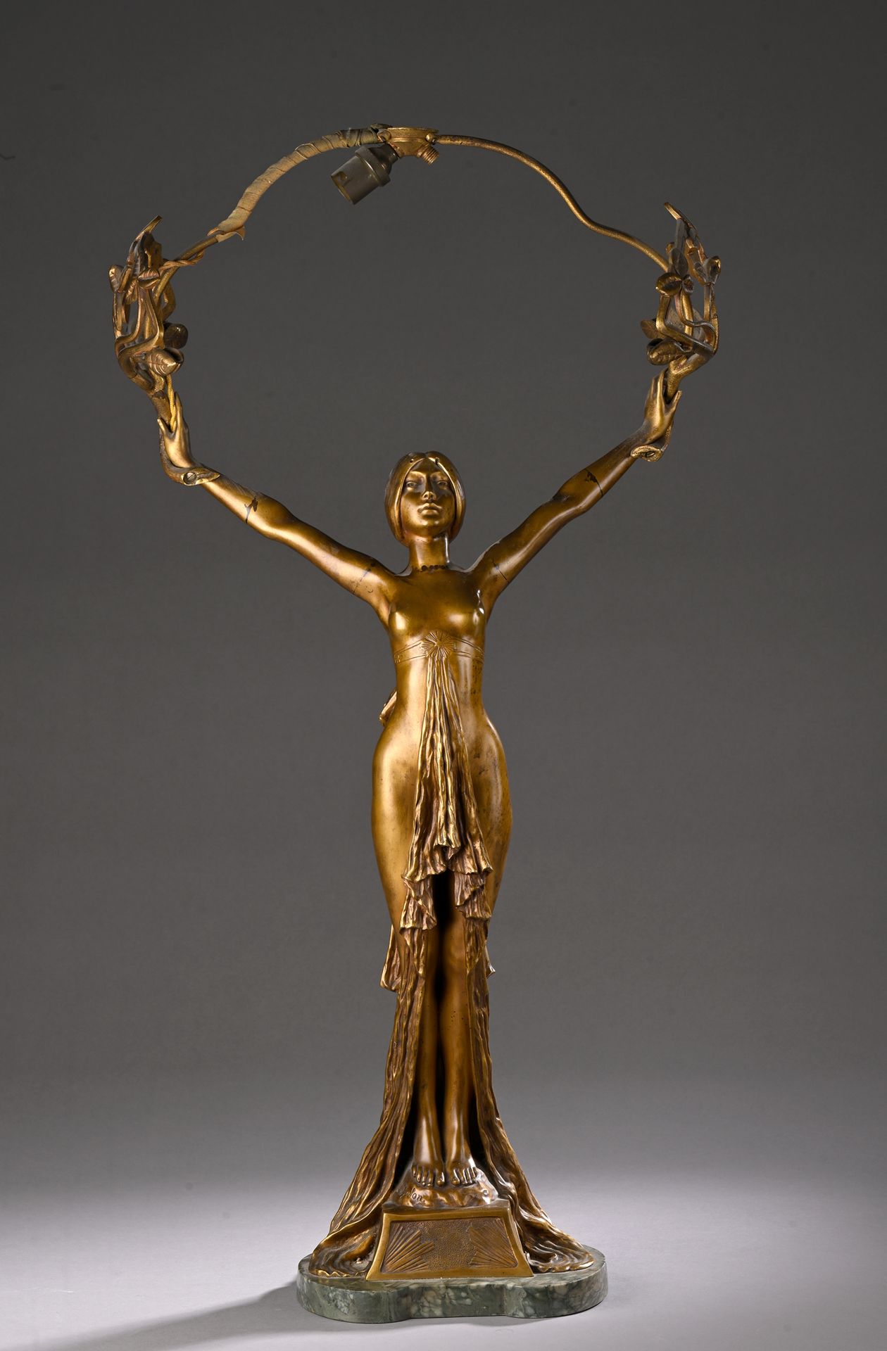 Null 路易-夏隆（1862-1915）
高举双臂的女人
大型台灯，青铜打样，金棕色铜锈，巴黎 E. Colin & Cie 公司铸造，有创始人印章，大理石底&hellip;