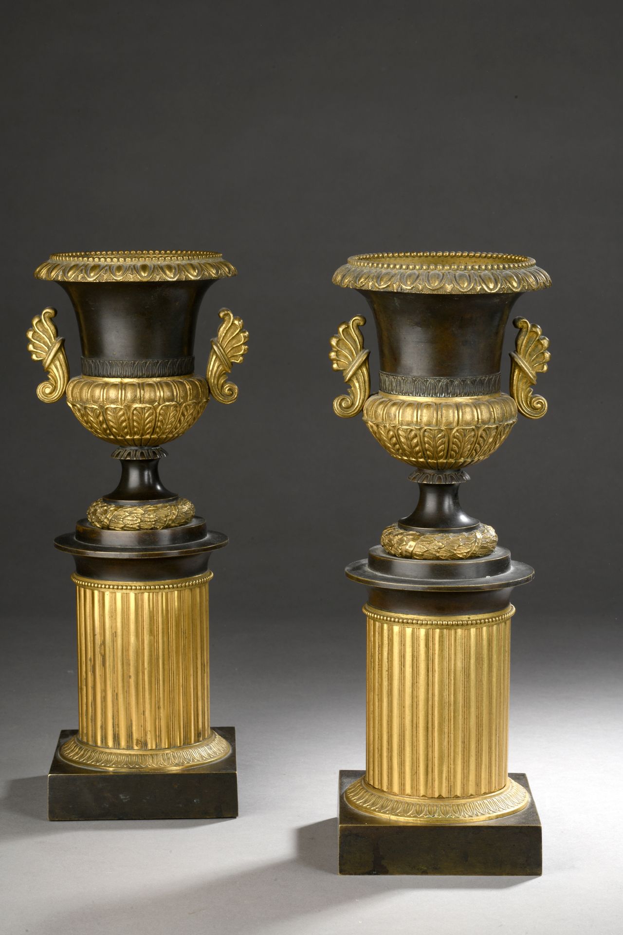 Null XIX secolo SCUOLA FRANCESE
Coppia di vasi in bronzo e bronzo dorato decorat&hellip;