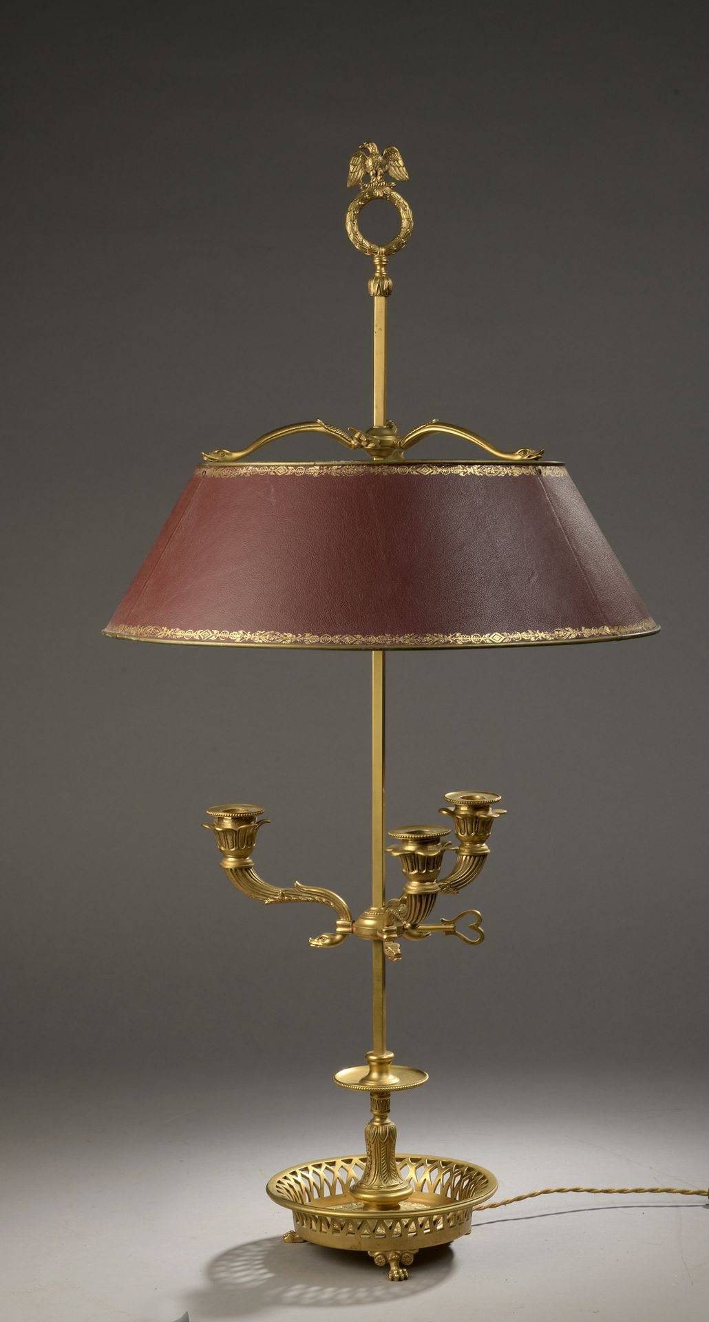 Null LAMPE BOUILLOTTE en bronze doré à trois bras de lumière à cols de cygne. Cu&hellip;