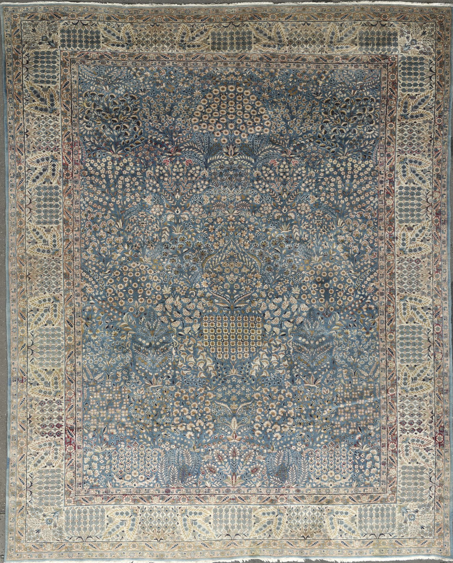 Null 伊朗，20 世纪中叶
重要、精美、原创的基尔曼作品，署名 Baft-e'-Aala。
天鹅绒由优质细丝羊毛制成，棉底上有丝花。密度约为每平方米 750&hellip;