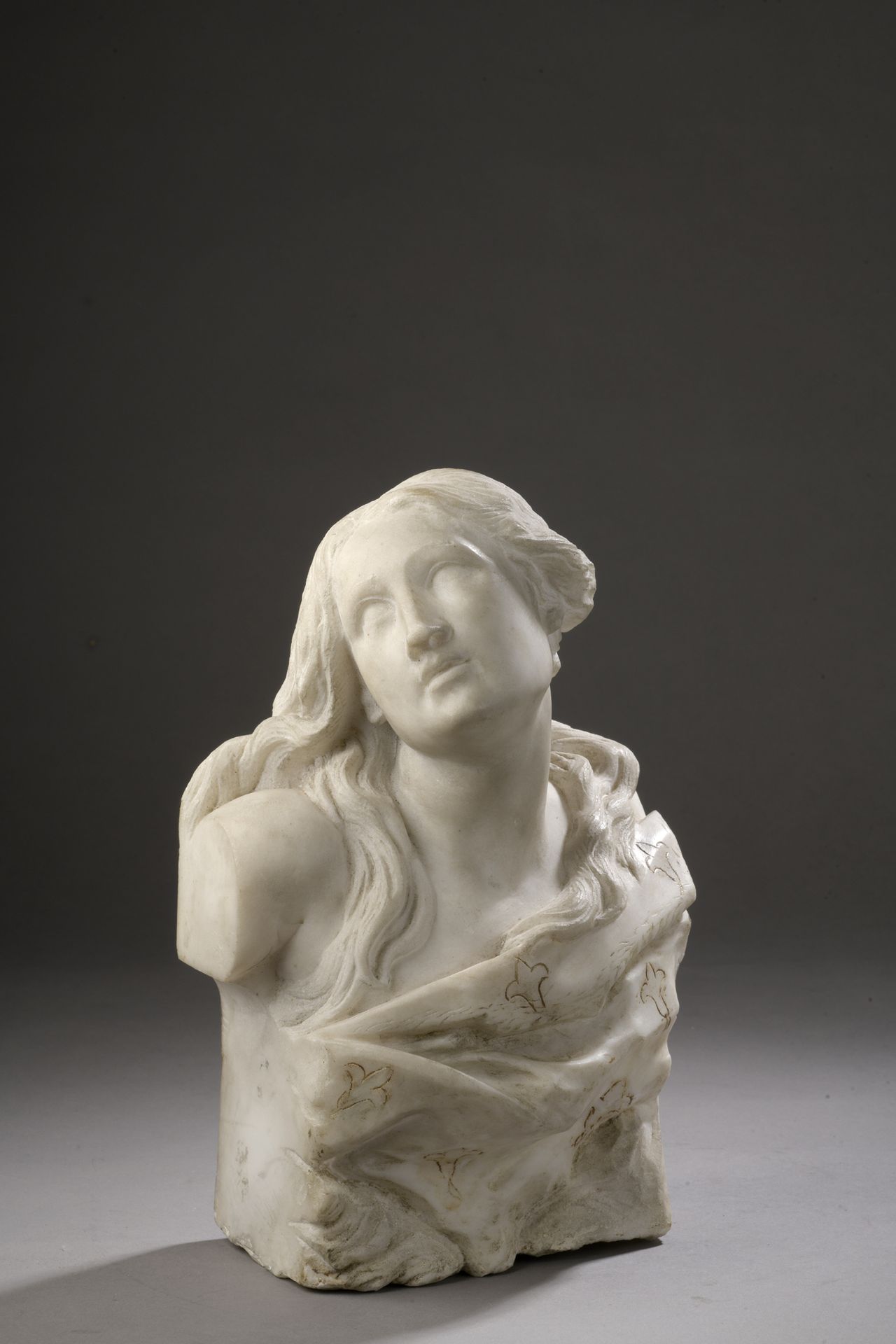 Null 19 世纪早期的法国学校
忏悔的抹大拉的玛丽亚
白色大理石半身雕像，正面有雕刻和彩绘的百合花装饰。背面刻有箴言 Touchez Elle Pique &hellip;