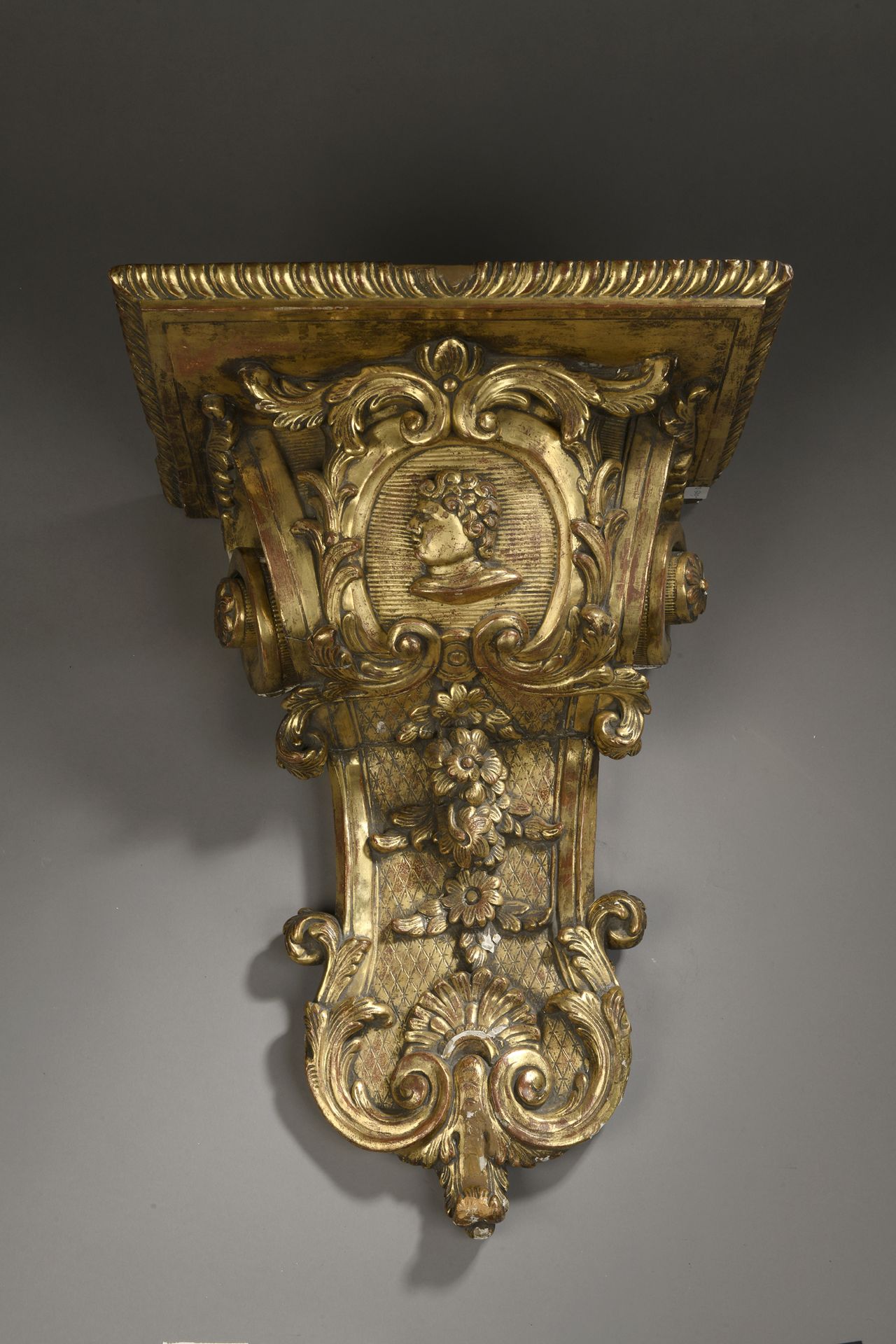Null 木质镀金灰泥控制台，饰有卷轴、刺桐叶、羽毛、花朵和半身侧面像。
路易十四风格，拿破仑三世时期。
51 x 38 x 29 厘米