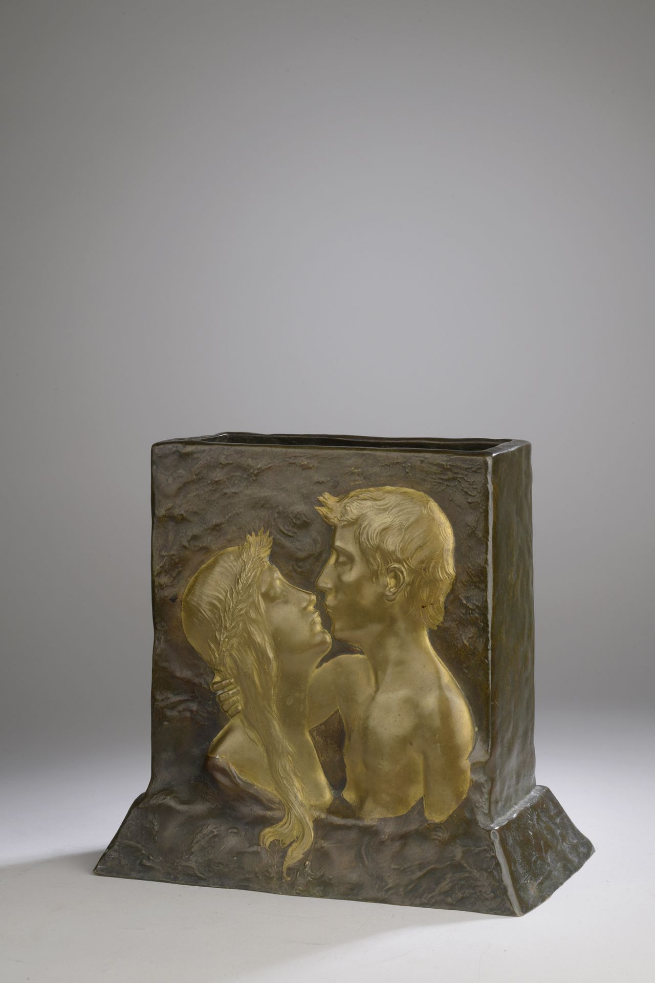 Null Léo-Noël DELAGRANGE (1872-1910)
Le baiser
JARDINIERE, épreuve en bronze à p&hellip;