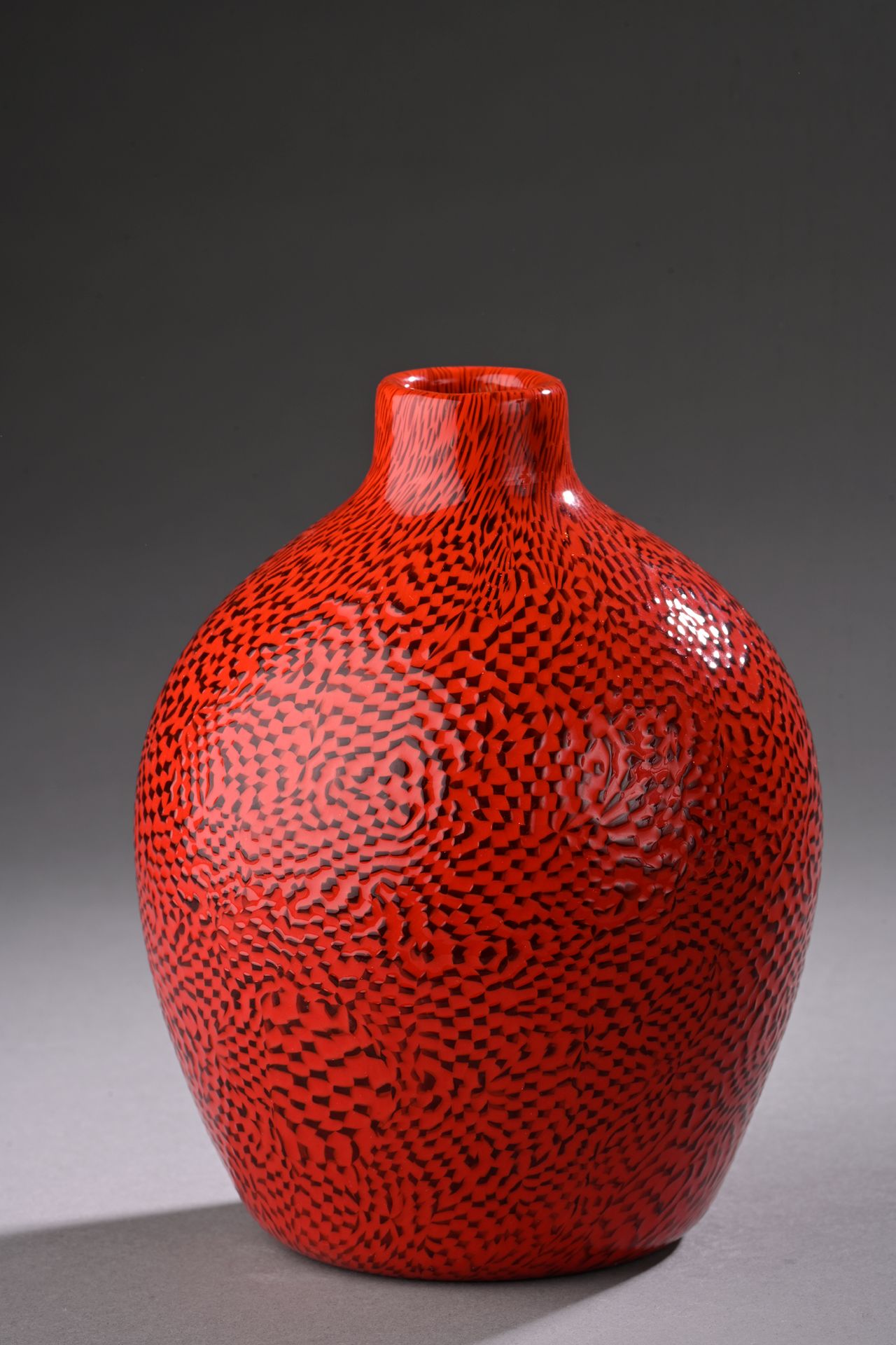 Null Paolo VENINI (1895-1959)
VASE ovoïde en verre soufflé à dame, rouge nuancé &hellip;