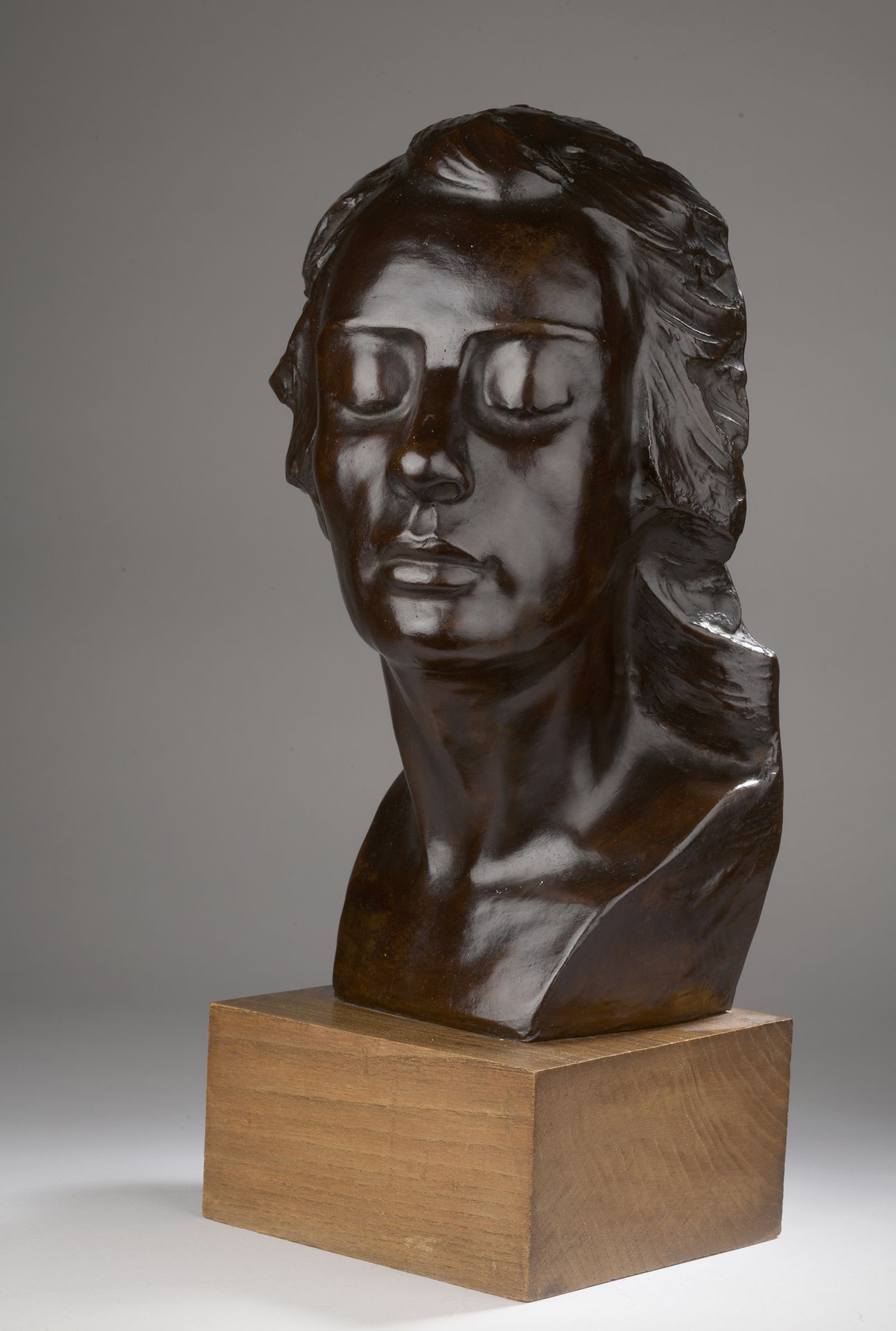 Null 乔治-瓦斯特兰（1889-1963 年）
女性肖像
青铜，红褐色铜锈
右肩下方有 "WASTERLAIN "签名
H.32 厘米，立于木质底座上，高 &hellip;