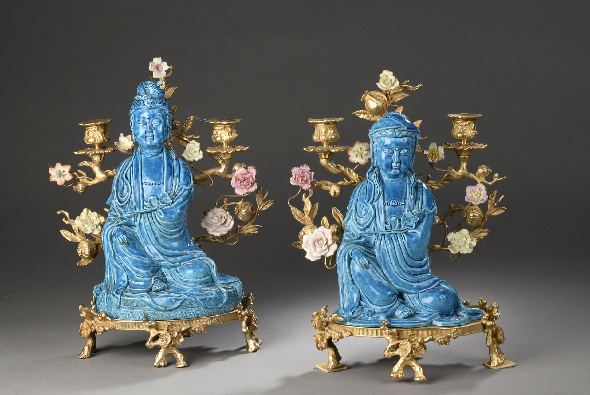 Null DEUX BODHISATTVA en porcelaine émaillée turquoise montés en bronze doré et &hellip;