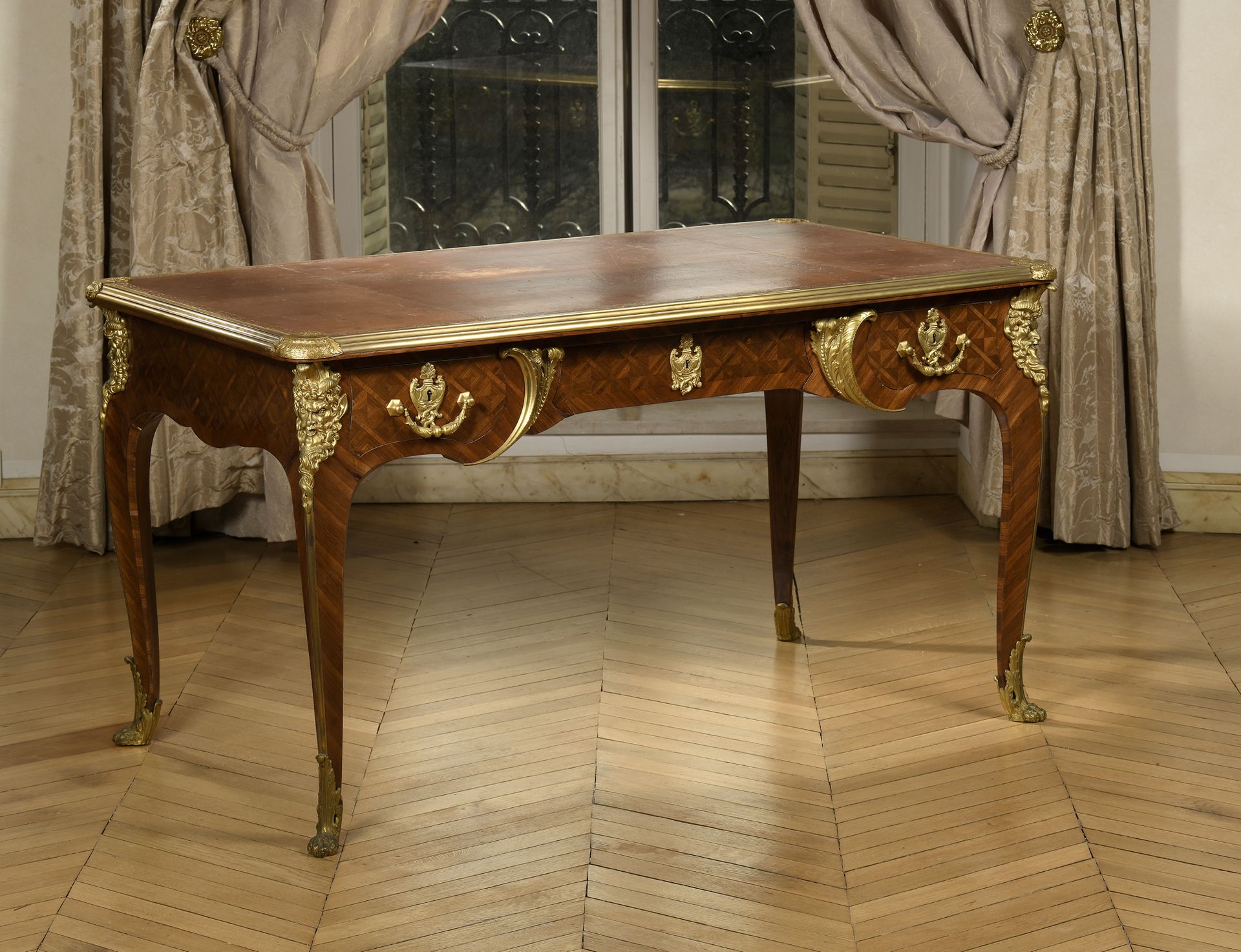 Null 三屉平桌，紫罗兰色和缎木饰面，镶嵌格子装饰。 
镀金棕色马可木桌面。弧形桌腿。丰富的鎏金铜饰。
路易十五风格。
78 x 140 x 80 厘米