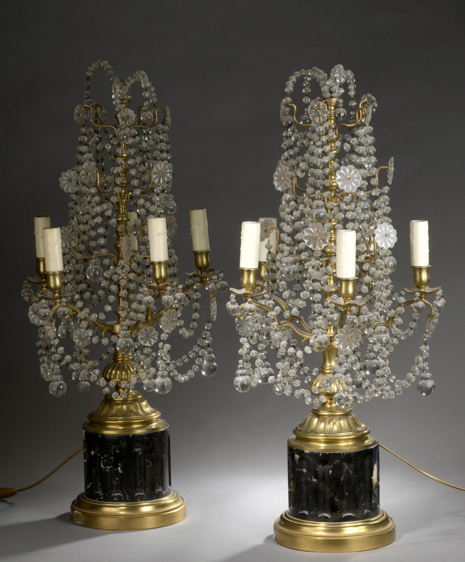 Null PAAR GIRANDOLEN mit fünf Lichtern aus Bronze mit Perlenaufreihung aus gesch&hellip;