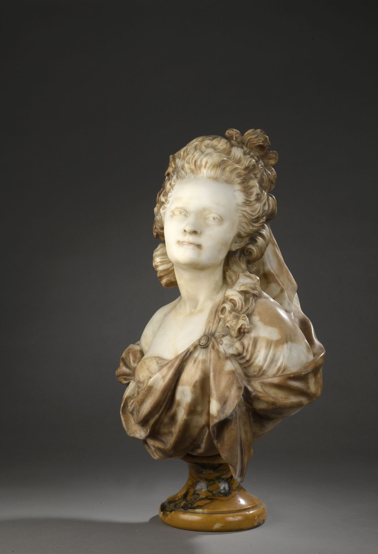 Null 一个 18 世纪优雅女性的大理石雕像
圆形模制基座。
H.56 厘米