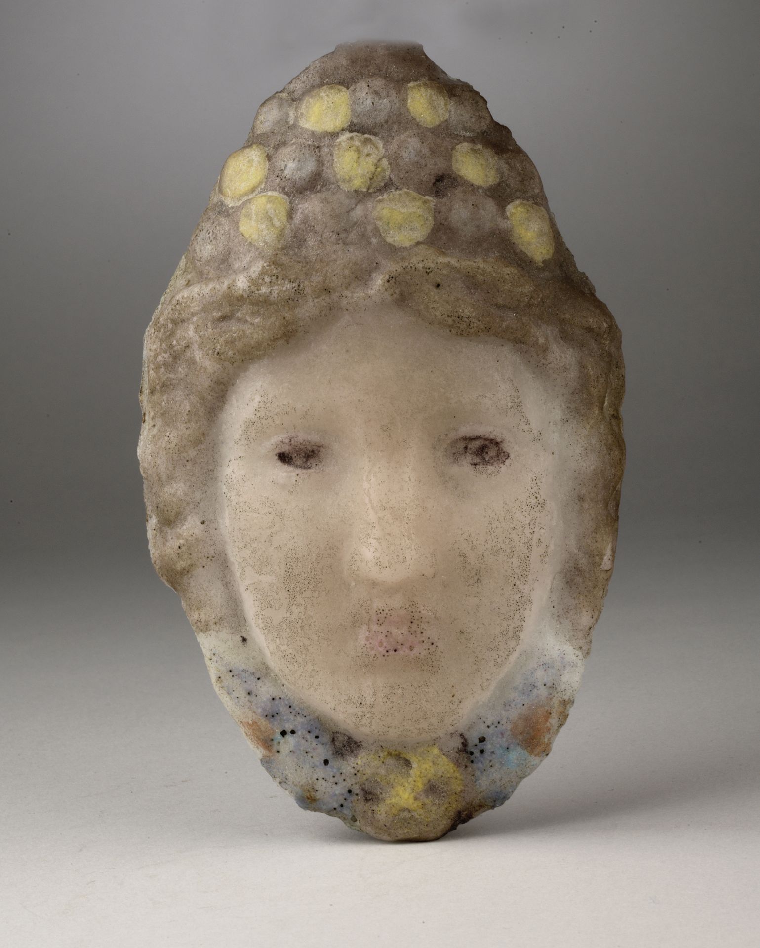Null 亨利-克罗斯（1840-1907）
头戴皇冠的少女头像
多色玻璃浆糊。
顶部有小缺口
H.16.5 厘米

亨利-克罗斯是重新发现玻璃浆技术的先驱之一&hellip;
