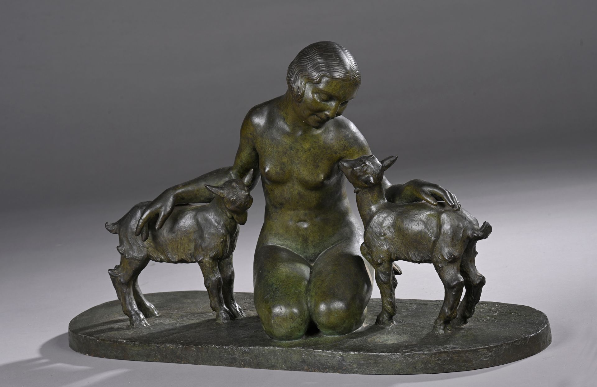 Null 吕西安-夏尔-爱德华-艾略特（1877-1967）
与山羊在一起的裸女
青铜，带绿色铜锈。
露台上有 L. Alliot 的签名。
带有创始人印章 J&hellip;