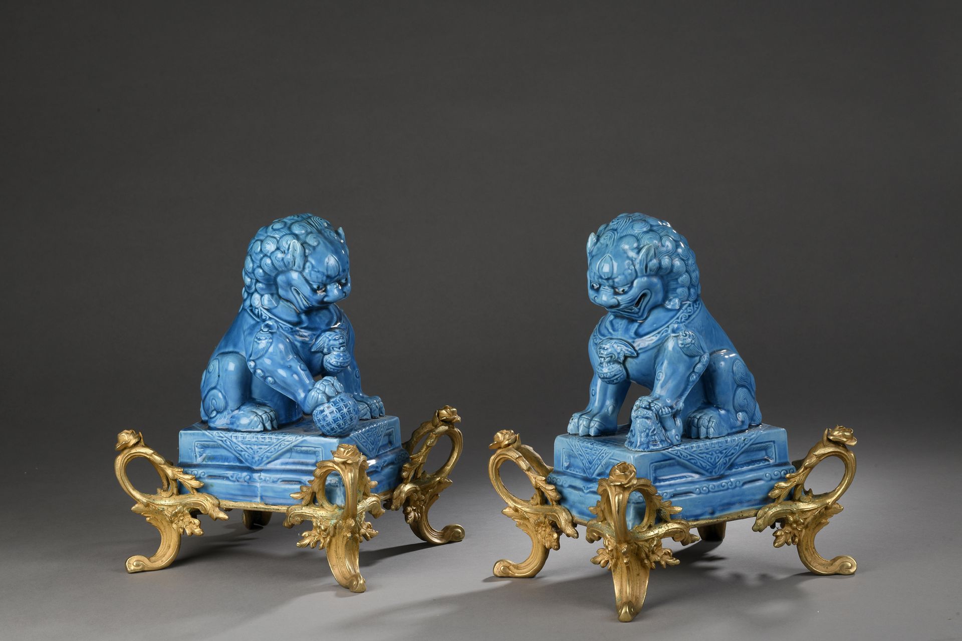 Null PAIRE DE CHIENS DE FÖ en porcelaine émaillée turquoise, monture en bronze d&hellip;