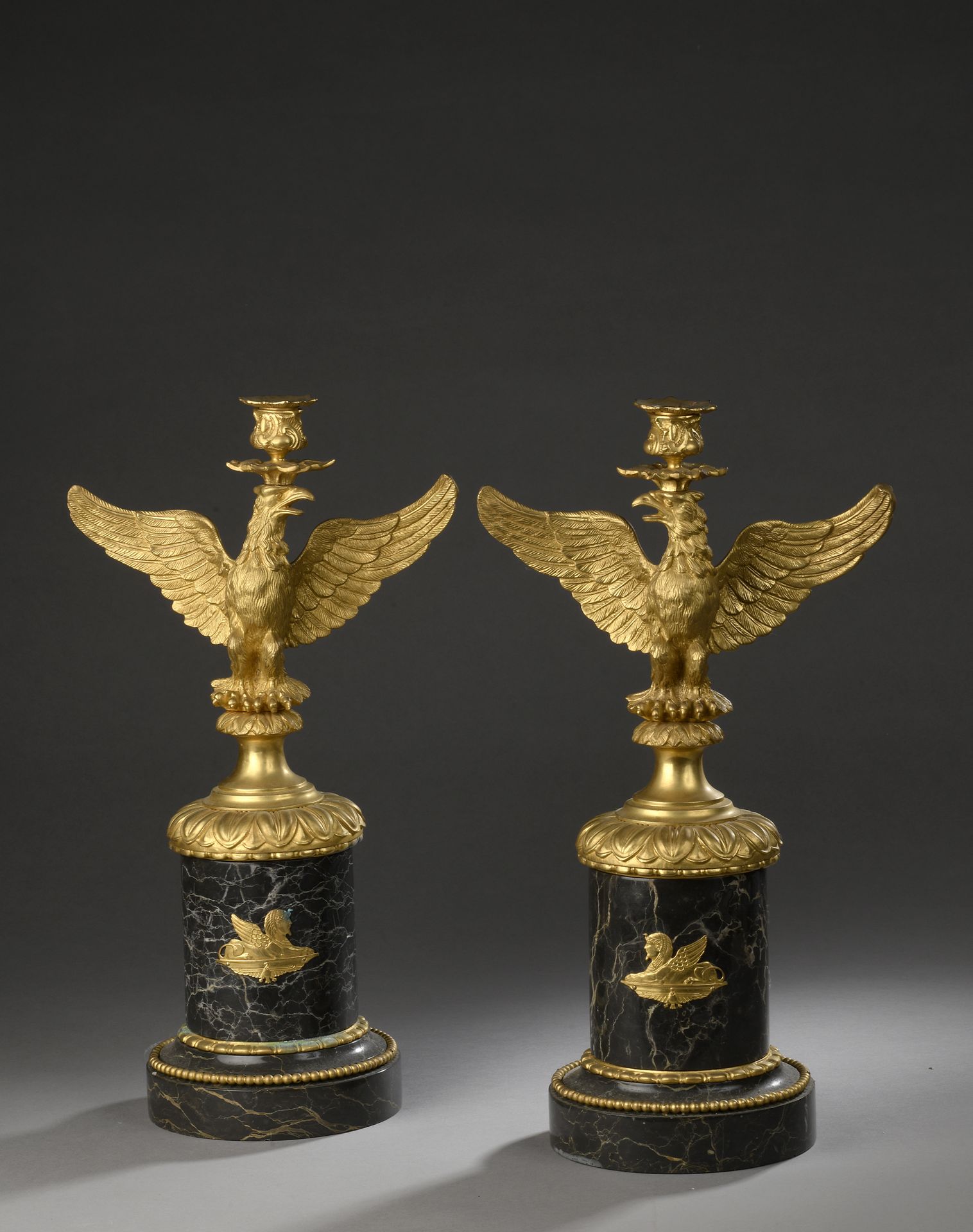 Null PAIRE DE BOUGEOIRS en bronze doré à décor d’un aigle aux ailes déployées, s&hellip;