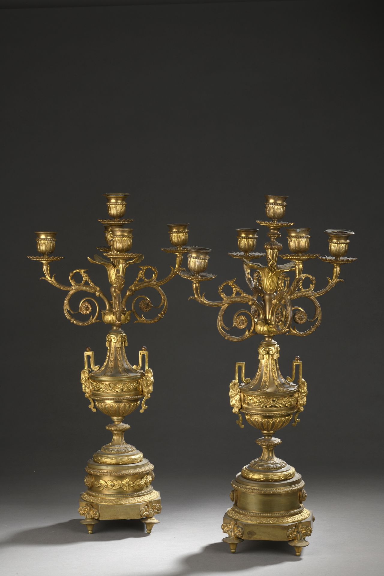 Null PAAR KANDELABREN mit fünf Lichtarmen aus vergoldeter Bronze. Vasenförmiger &hellip;
