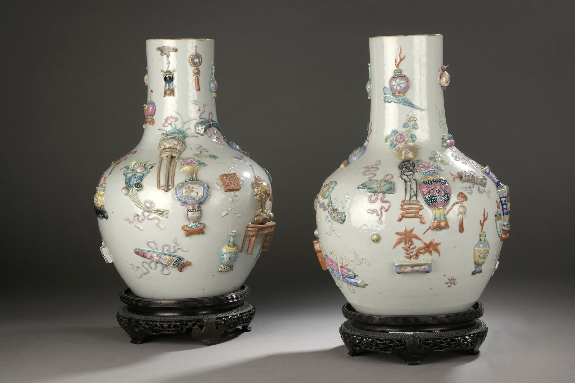 Null Paire de vases en porcelaine à décor polychrome et en léger relief d'objets&hellip;