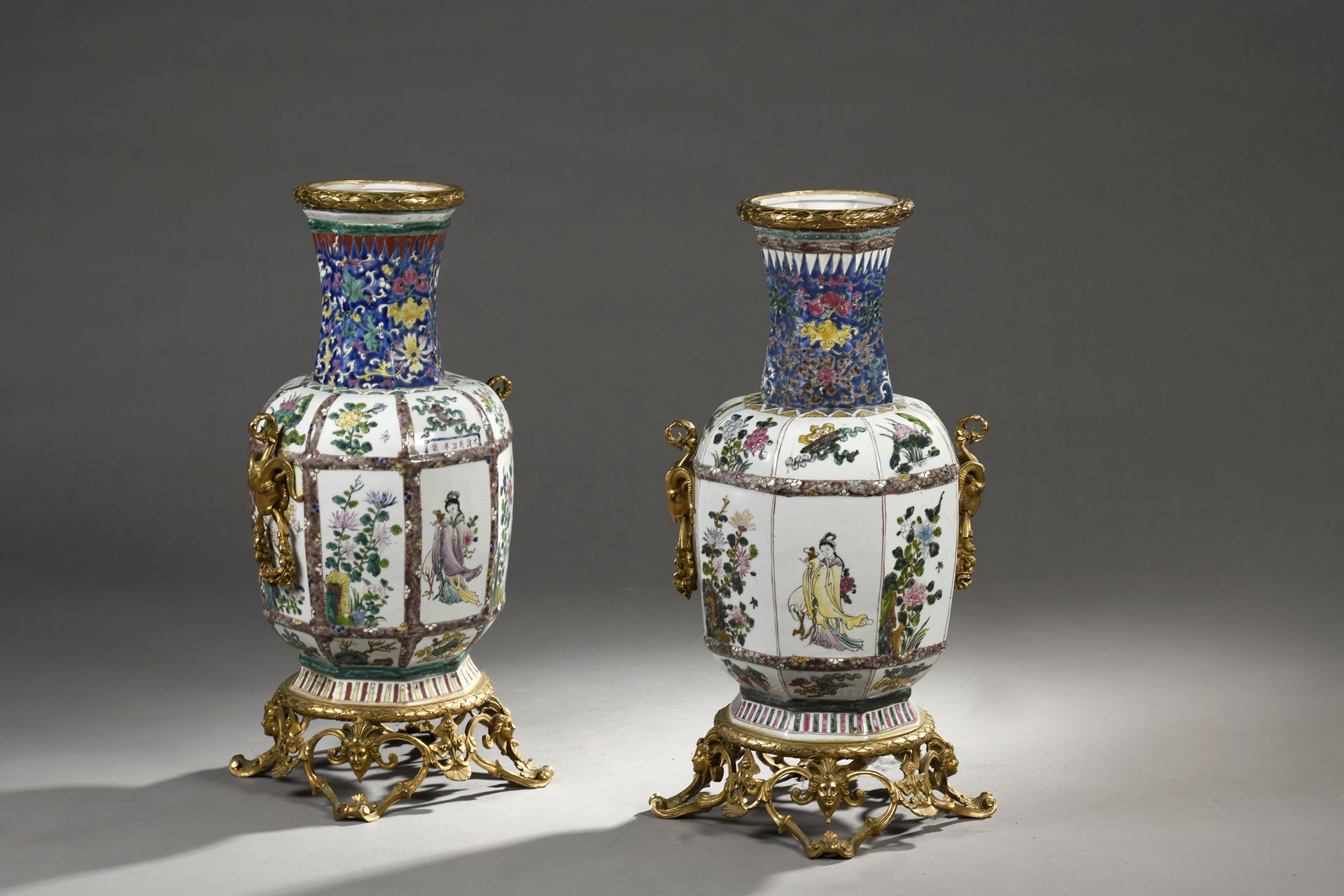 Null Paire de vases hexagonaux en porcelaine à décor d'émaux polychromes de rése&hellip;