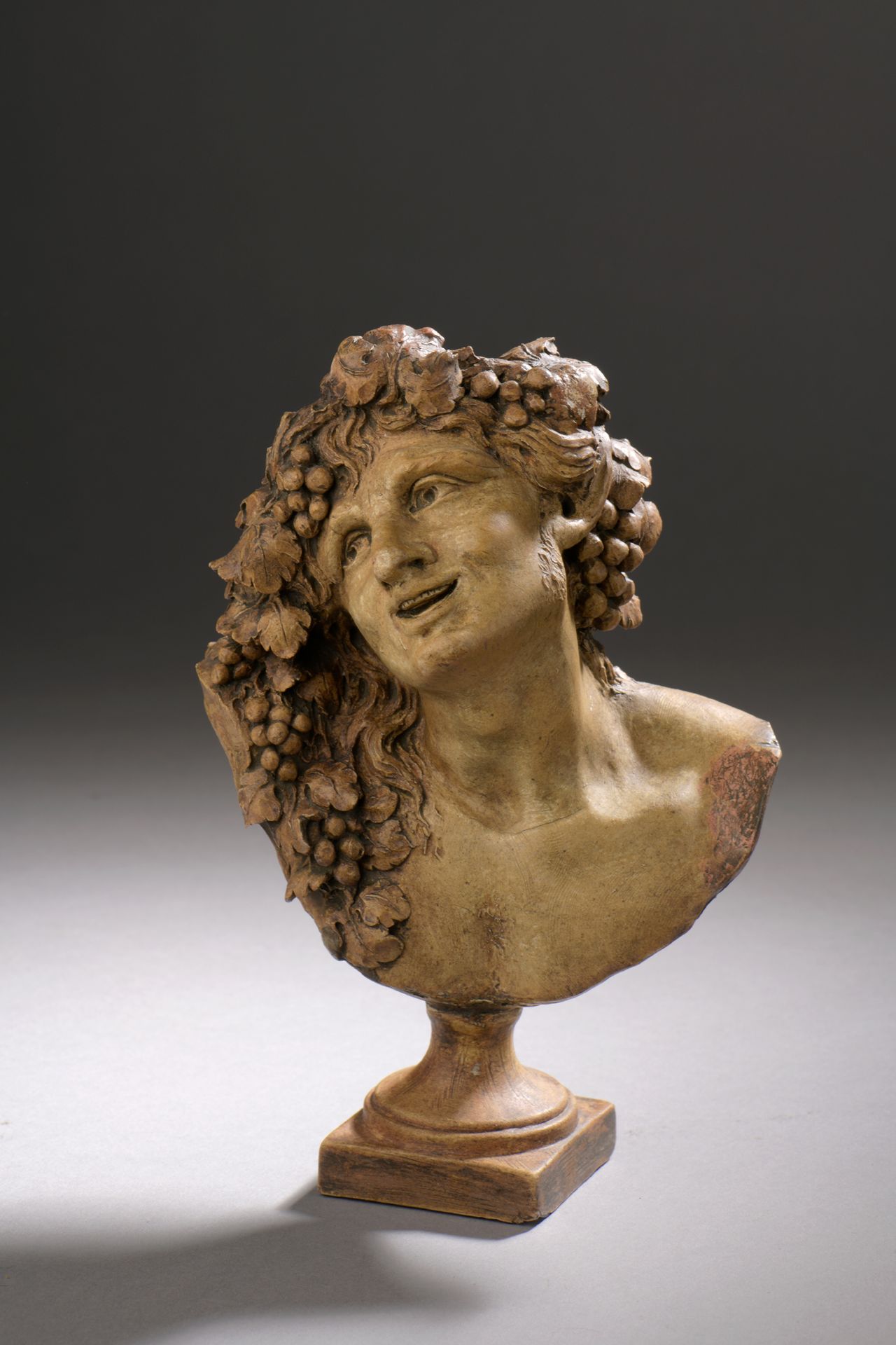 Null 19 世纪晚期克劳德-米歇尔（Claude Michel，1738- 1814 年）风格的法国画派
花神
半身小雕像，釉陶质地。
头饰有伤。
H.17&hellip;