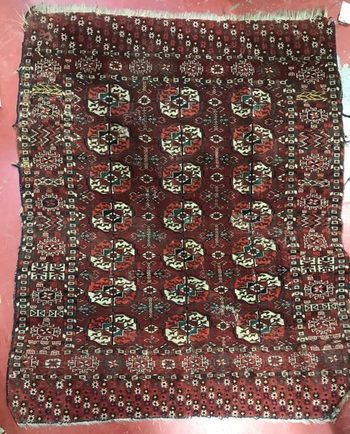 Null TAPIS BOUKHARA
Trois rangées de rondeaux à motifs géométriques séparées par&hellip;